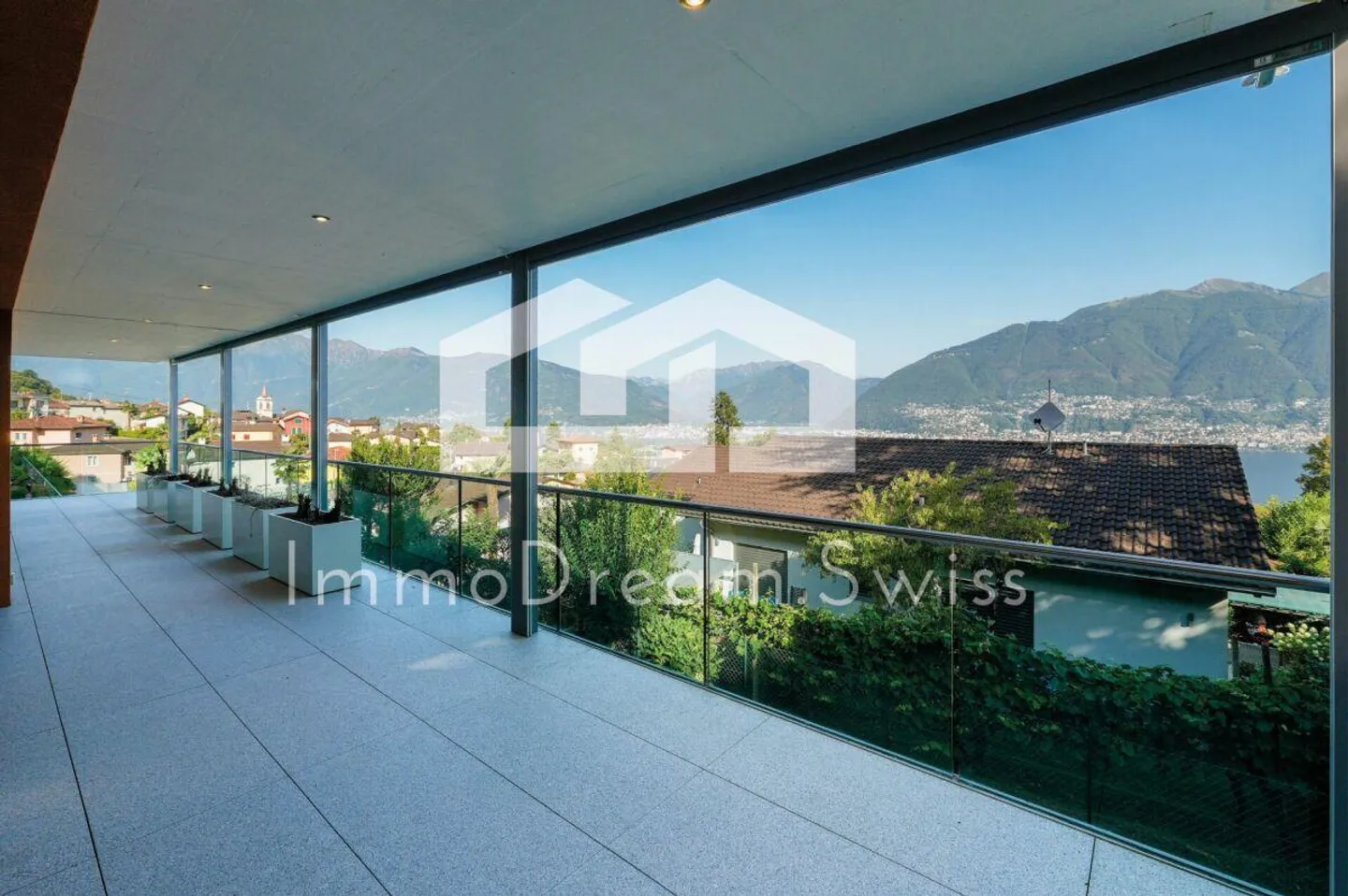 «Attraktive 4 ½ Zi. Eigentumswohnung im 1. OG, mit toller Aussicht auf den Lago Maggiore und die Bergwelt» - Foto 2 von 13