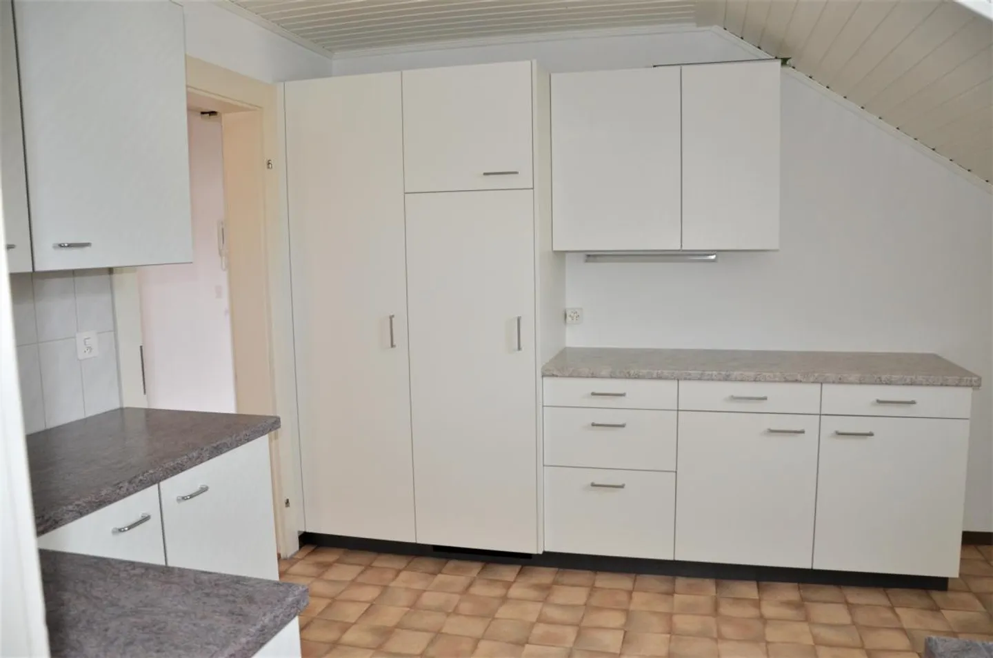 Cozy 3-room attic apartment with small balcony - Photo 2 of 18