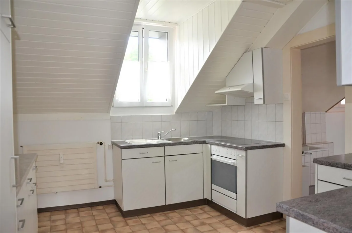 Cozy 3-room attic apartment with small balcony - Photo 4 of 18