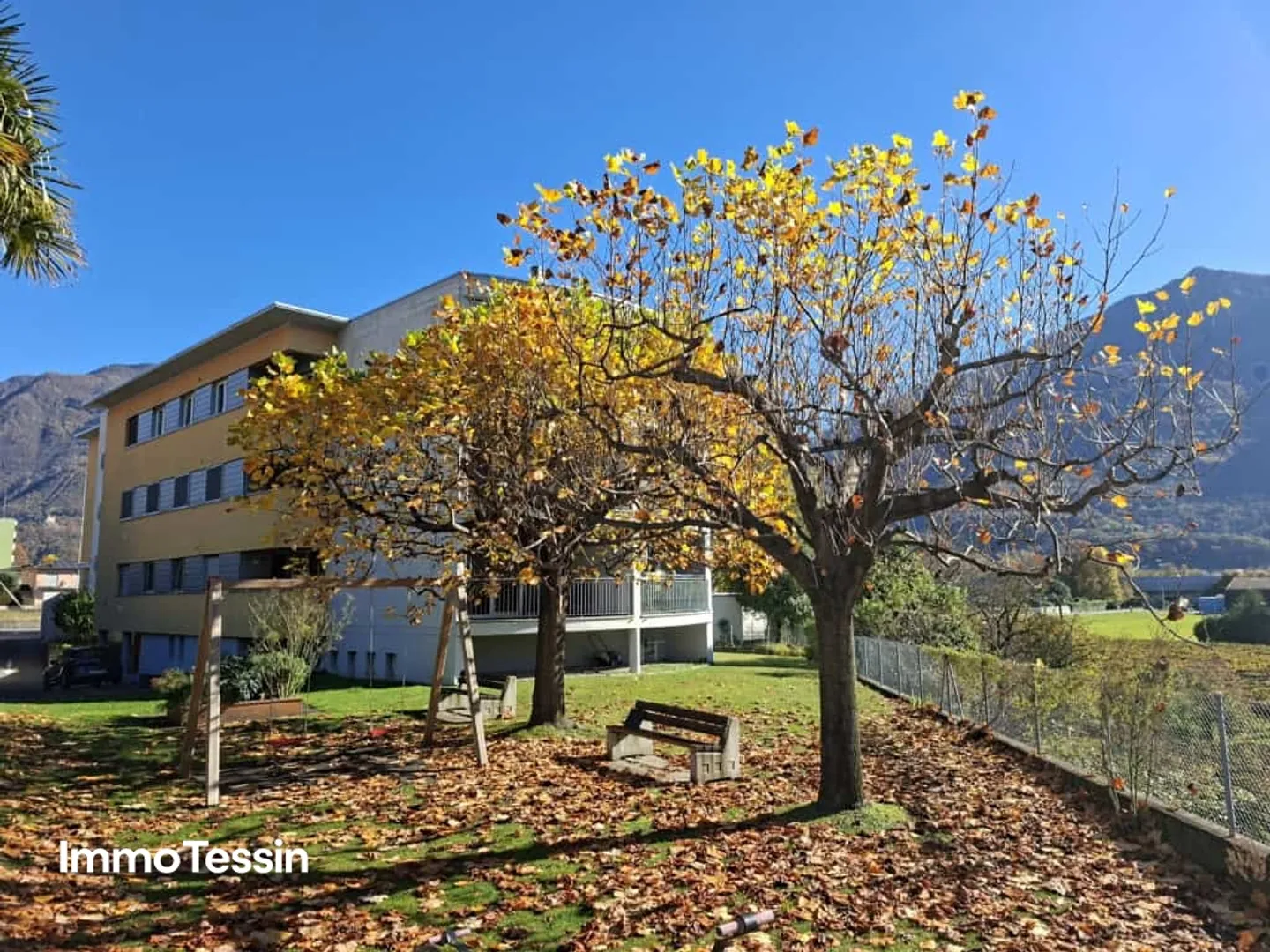 Quiet, sunny and very well-kept apartment with terrace and beautiful views of the greenery and surrounding mountains - Photo 3 of 13