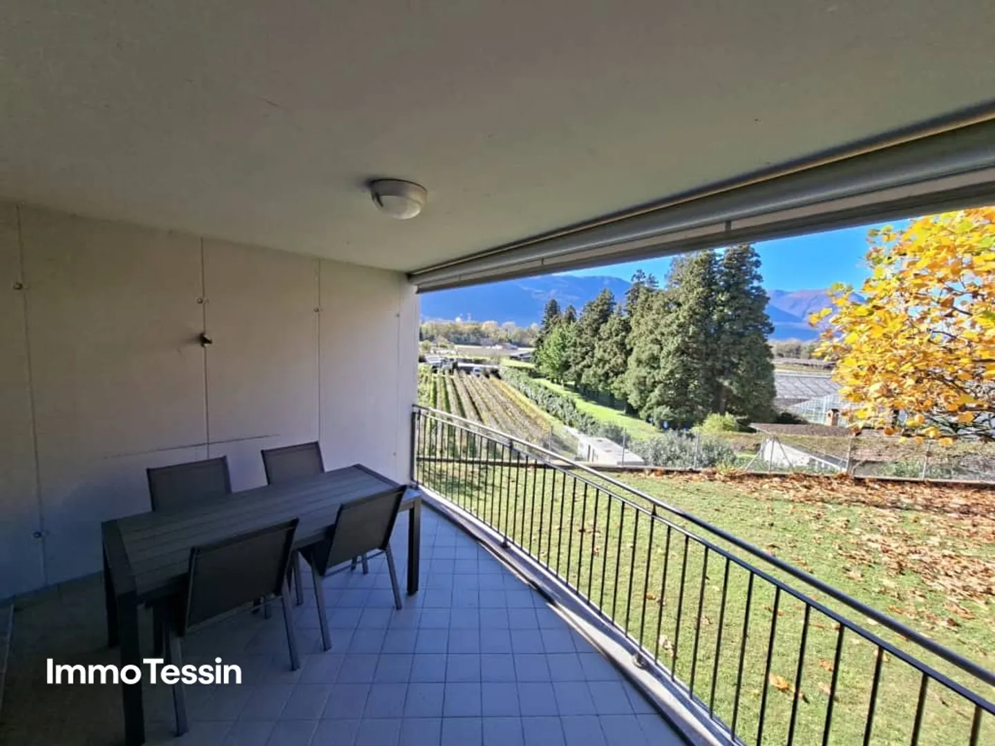 Quiet, sunny and very well-kept apartment with terrace and beautiful views of the greenery and surrounding mountains - Photo 4 of 13