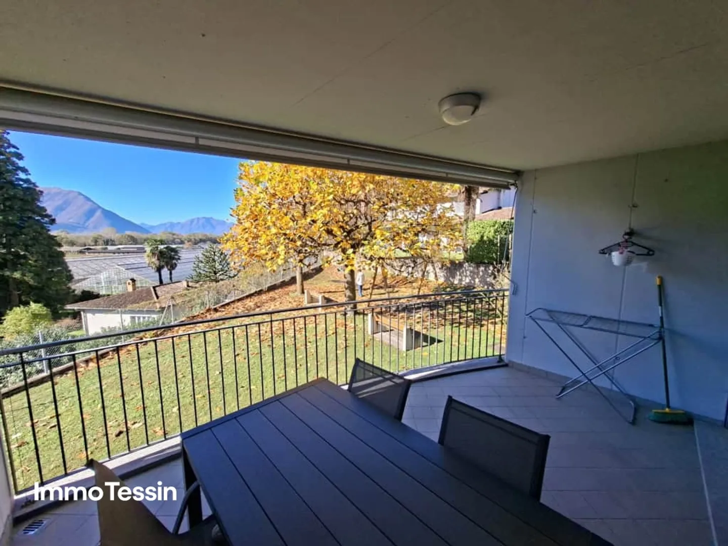 Quiet, sunny and very well-kept apartment with terrace and beautiful views of the greenery and surrounding mountains - Photo 5 of 13