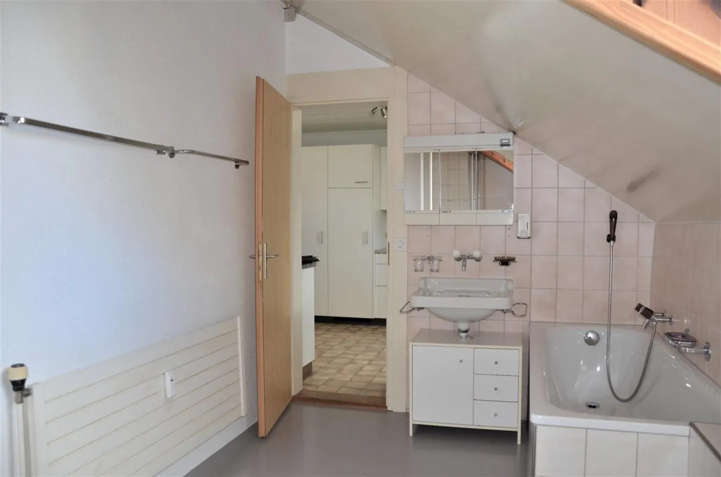 Cozy 3-room attic apartment with small balcony - Photo 13 of 18