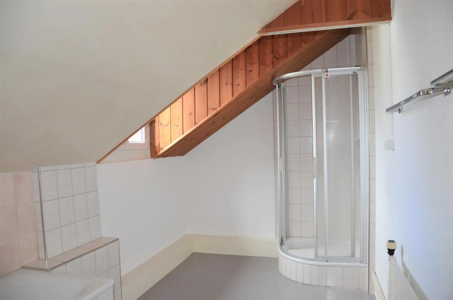 Cozy 3-room attic apartment with small balcony - Photo 14 of 18
