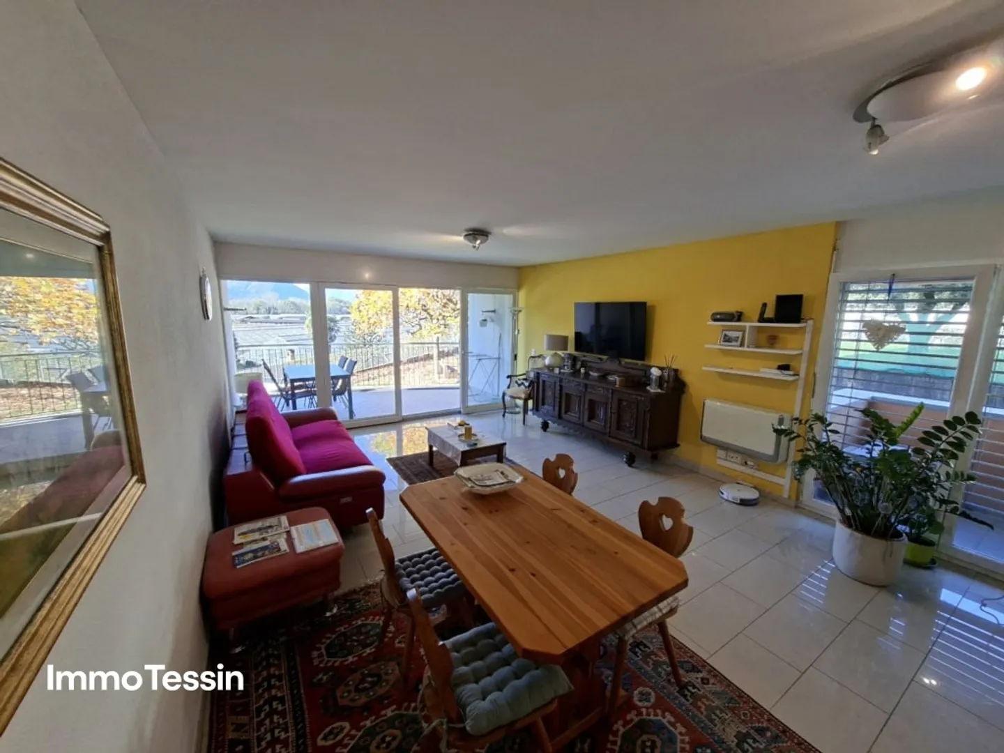 Quiet, sunny and very well-kept apartment with terrace and beautiful views of the greenery and surrounding mountains - Photo 8 of 13