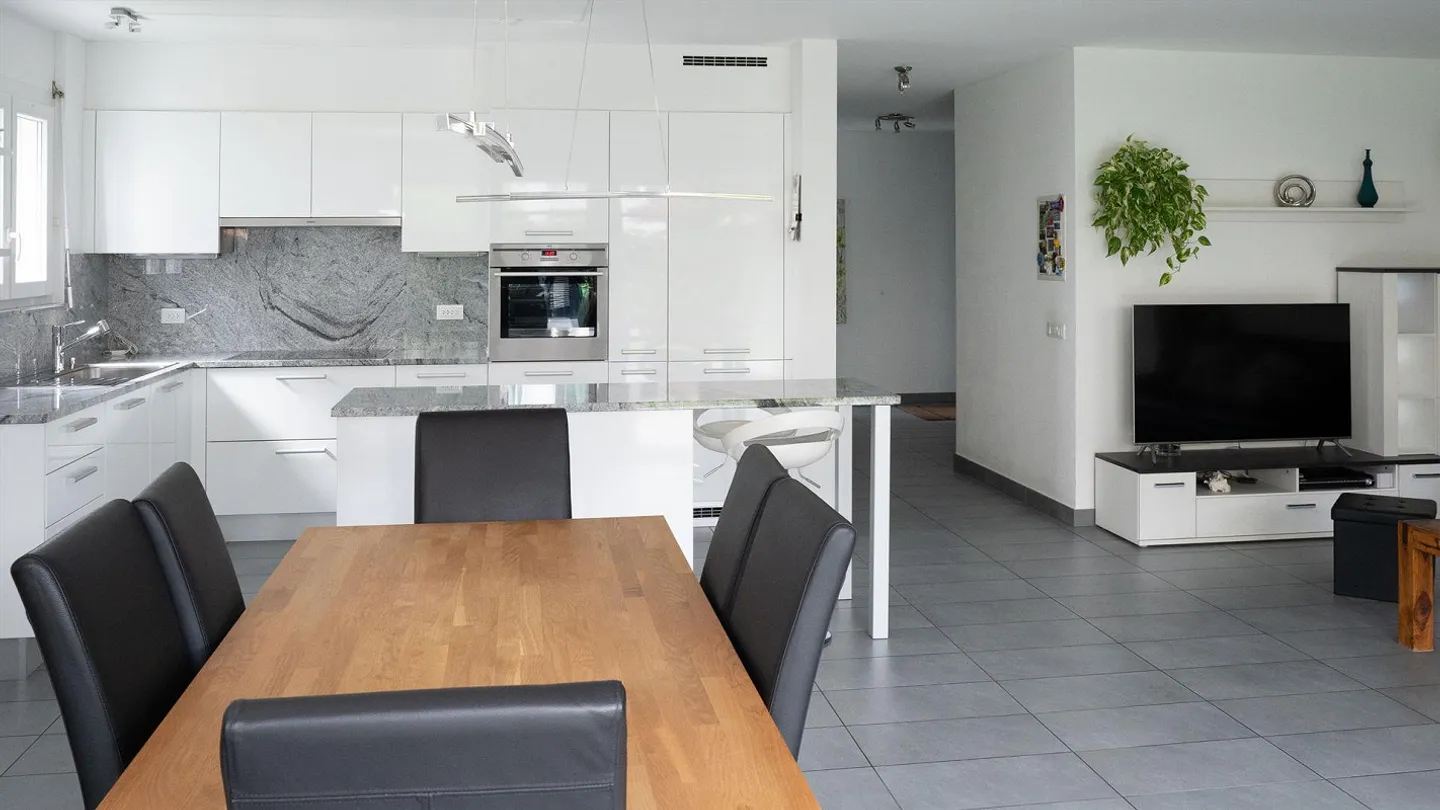 Geräumige 4,5-Zimmer-Wohnung mit großem Privatgarten in Tenero - Foto 8 von 20