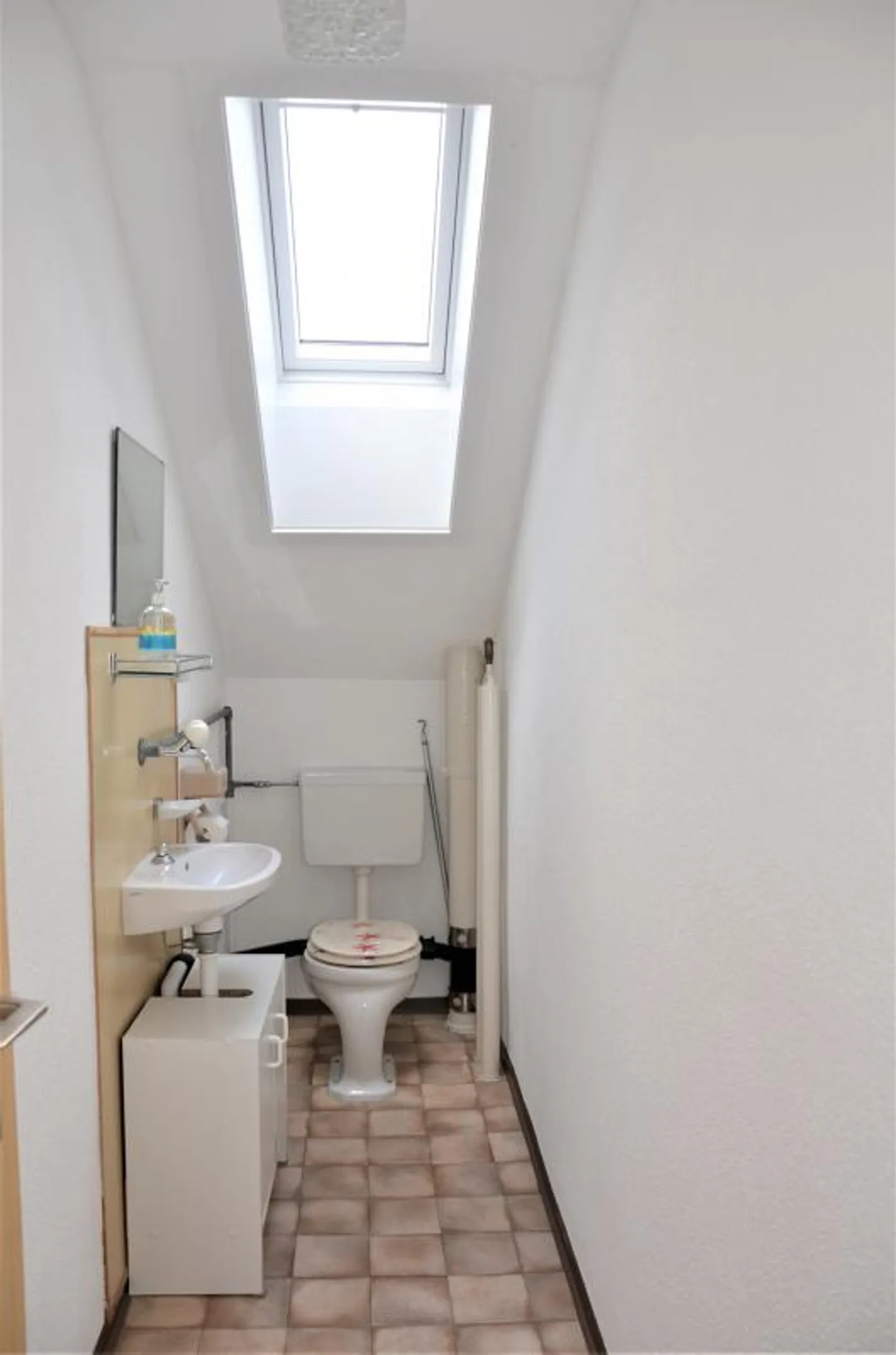 Cozy 3-room attic apartment with small balcony - Photo 15 of 18
