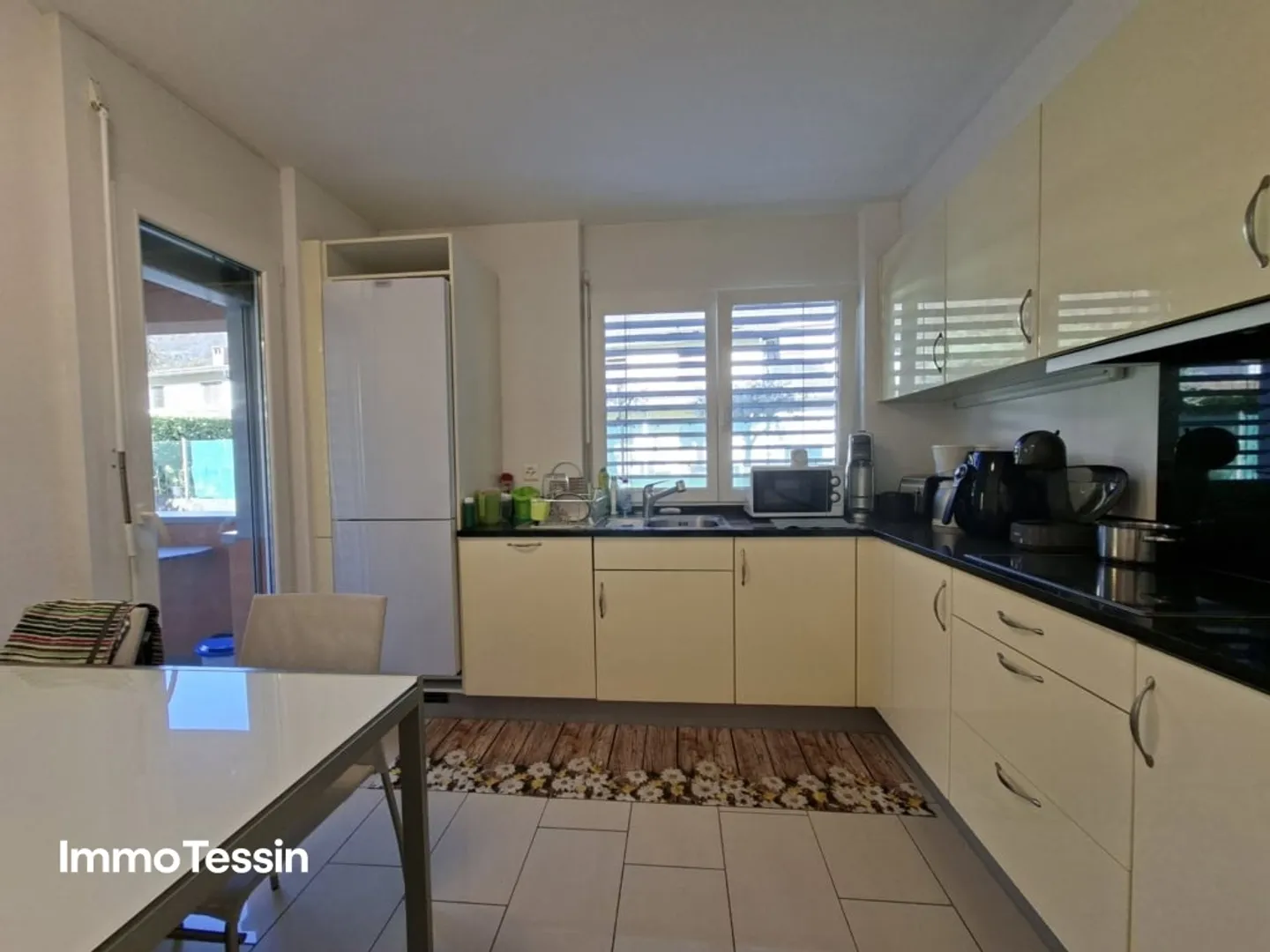 Quiet, sunny and very well-kept apartment with terrace and beautiful views of the greenery and surrounding mountains - Photo 9 of 13