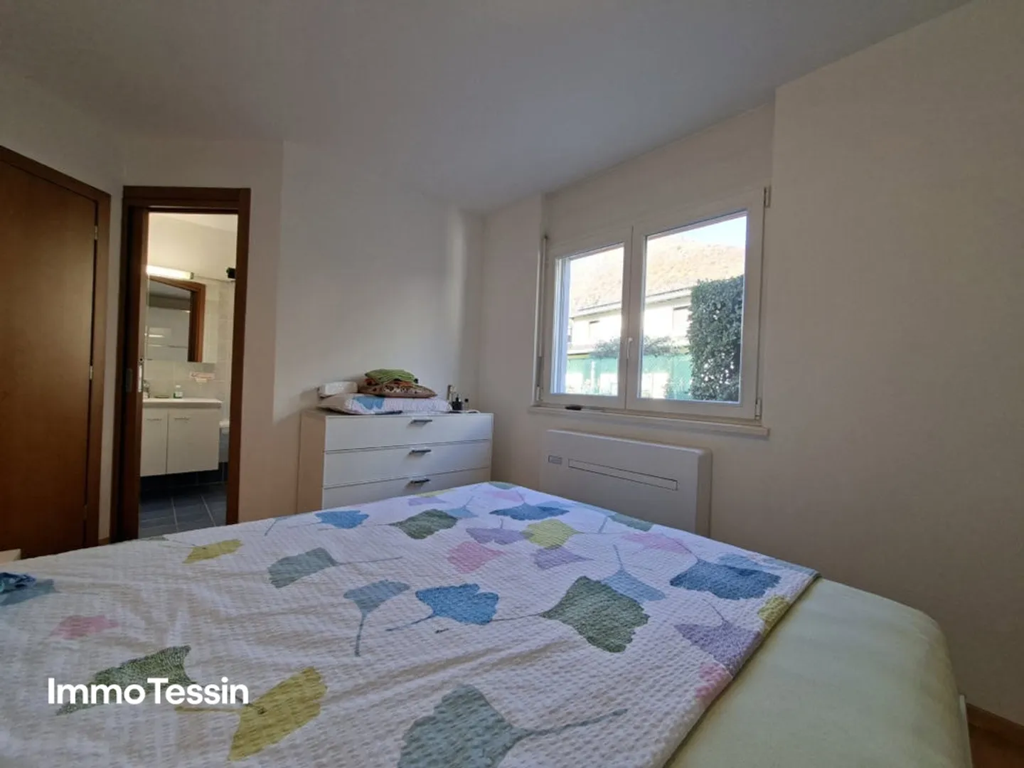 Quiet, sunny and very well-kept apartment with terrace and beautiful views of the greenery and surrounding mountains - Photo 11 of 13