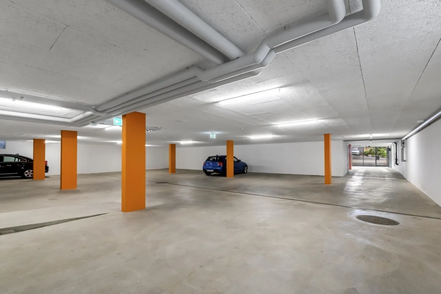 Place de stationnement dans le garage souterrain - optionnelle avec station de recharge E - Photo 2 sur 4