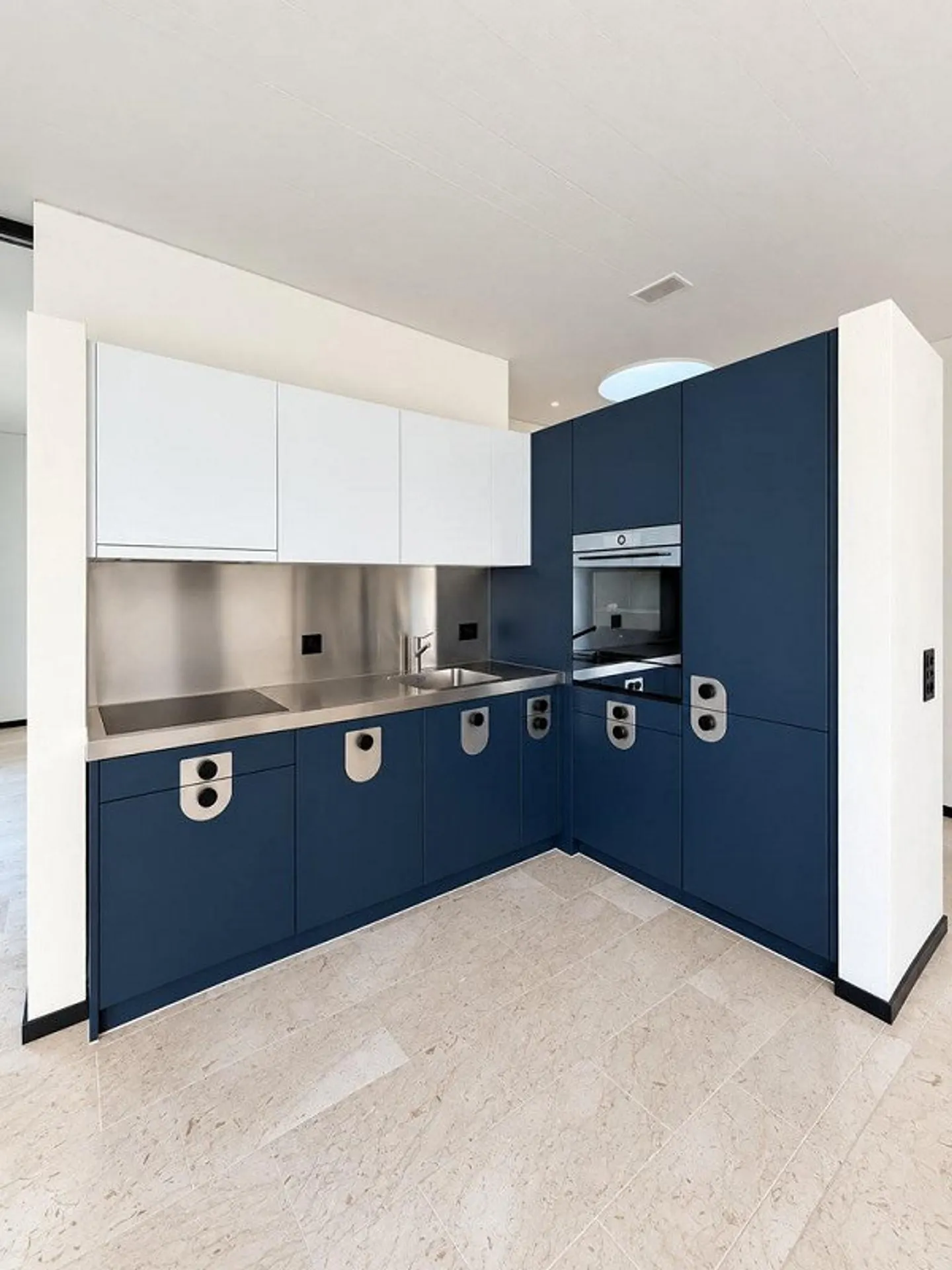 Stylish 3.5 room apartment with large terrace near the airport! - Photo 2 of 8