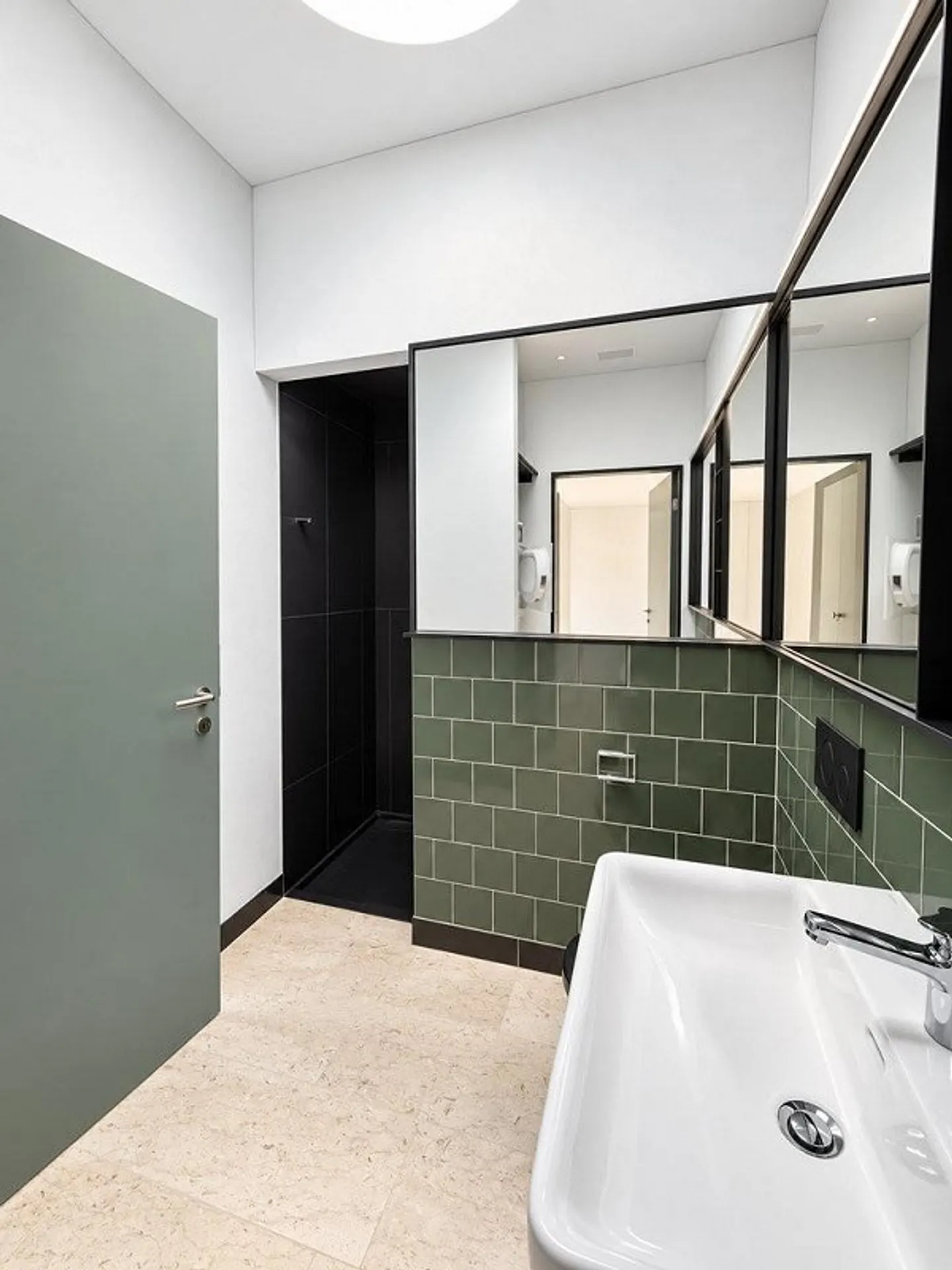 Stylish 3.5 room apartment with large terrace near the airport! - Photo 4 of 8