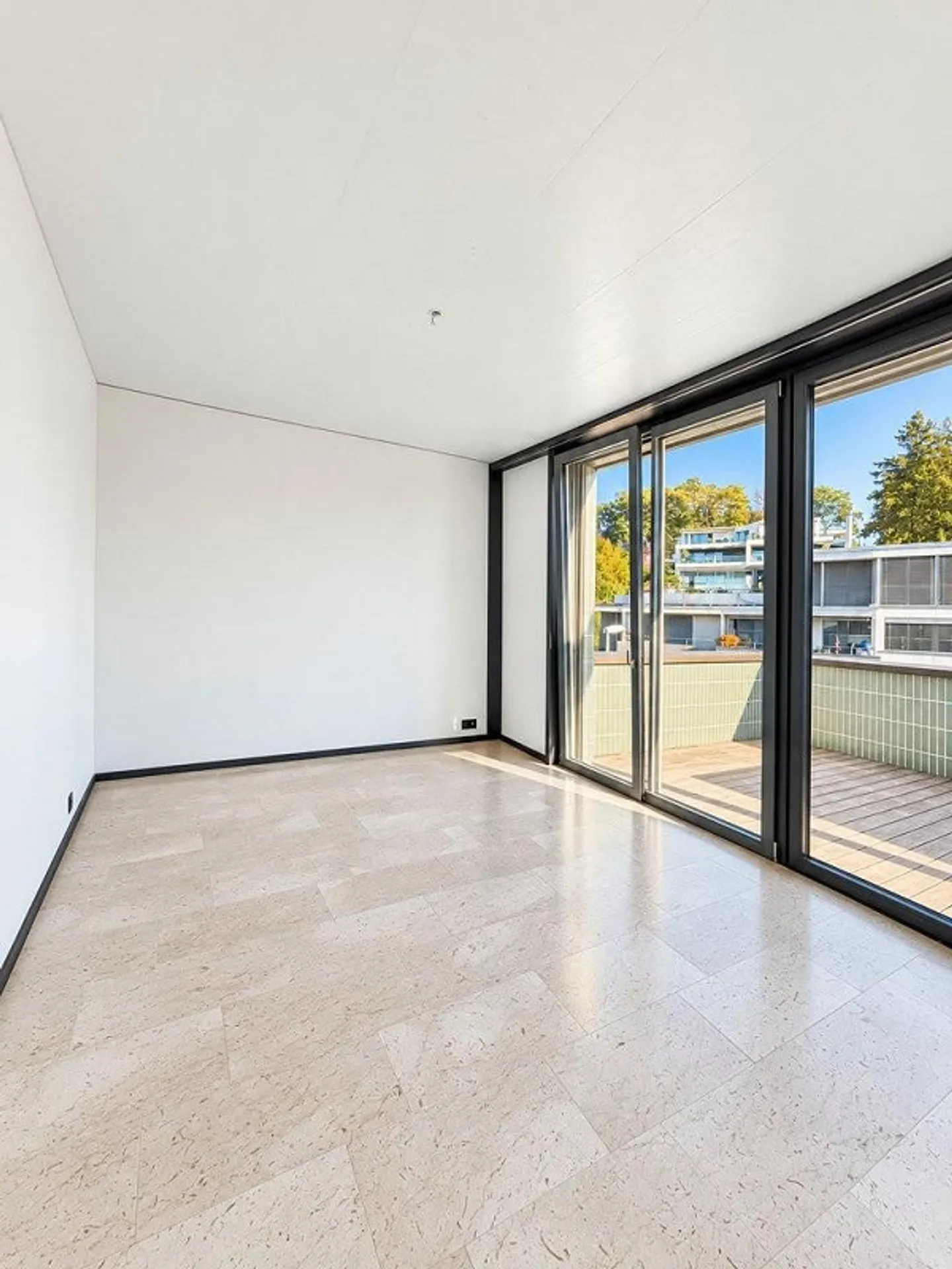 Stylish 3.5 room apartment with large terrace near the airport! - Photo 5 of 8