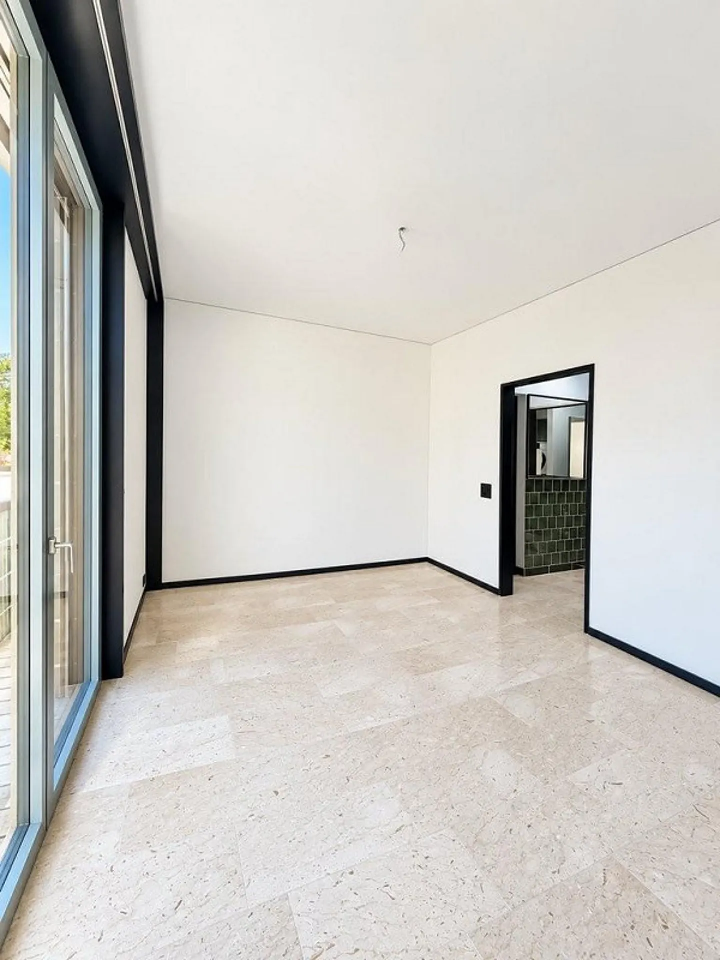 Stylish 3.5 room apartment with large terrace near the airport! - Photo 6 of 8