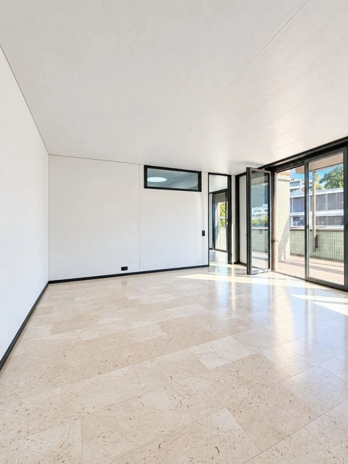 Stylish 3.5 room apartment with large terrace near the airport! - Photo 7 of 8