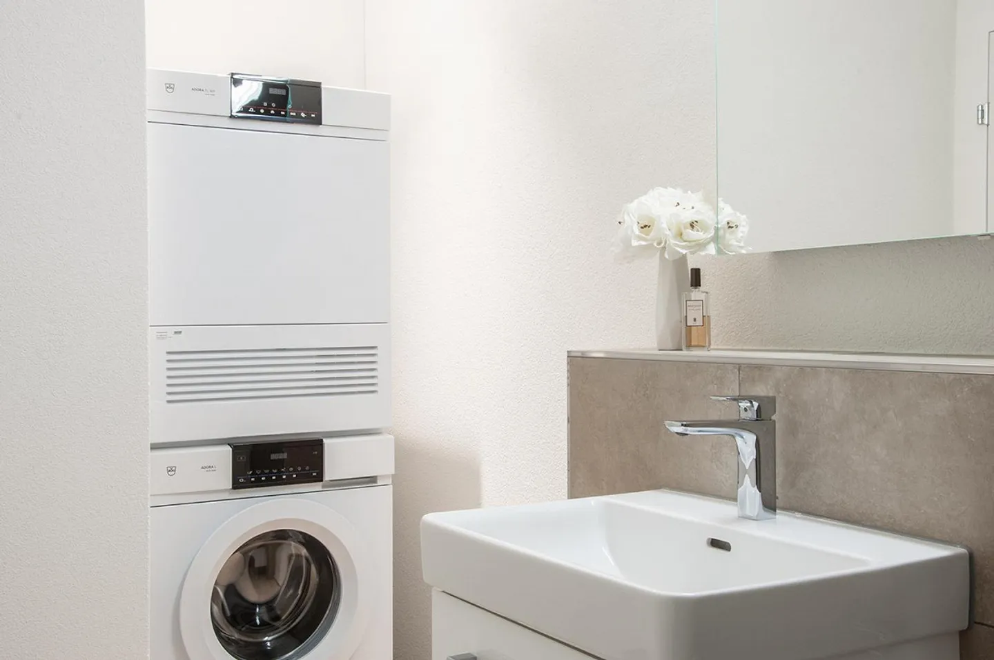 Exclusive apartment awaits charming single - Photo 4 of 9