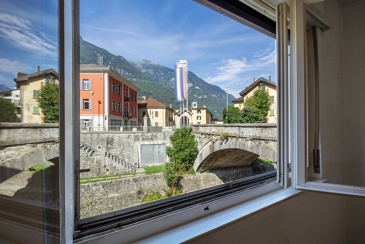 Grande casa con potenziale di sviluppo ad Osogna - Foto 2 di 9
