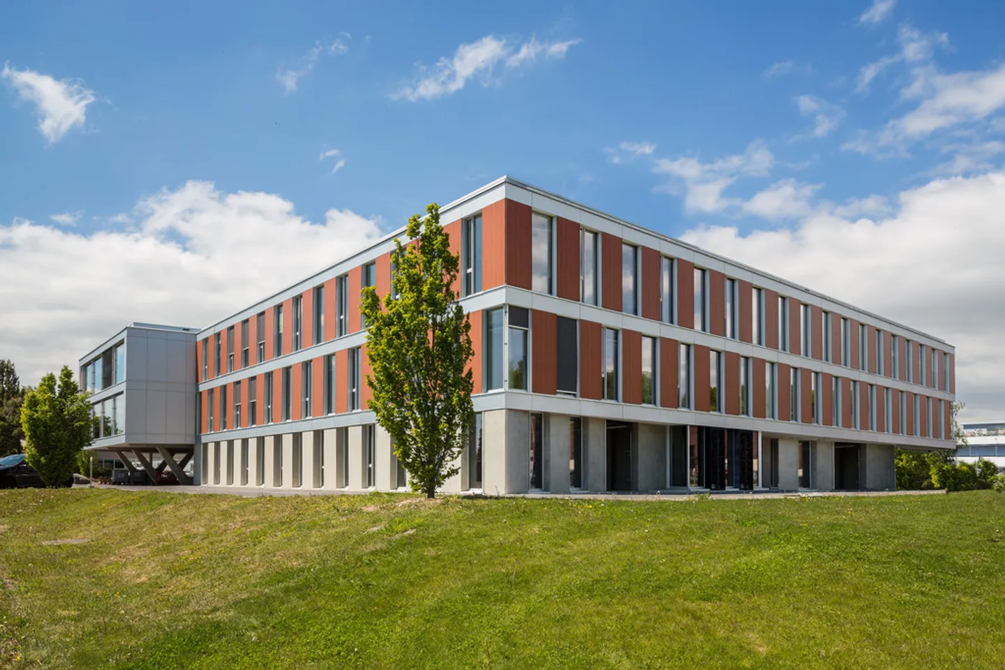 Spacious and strategically located warehouse in Mont-sur-Lausanne - Photo 1 of 4