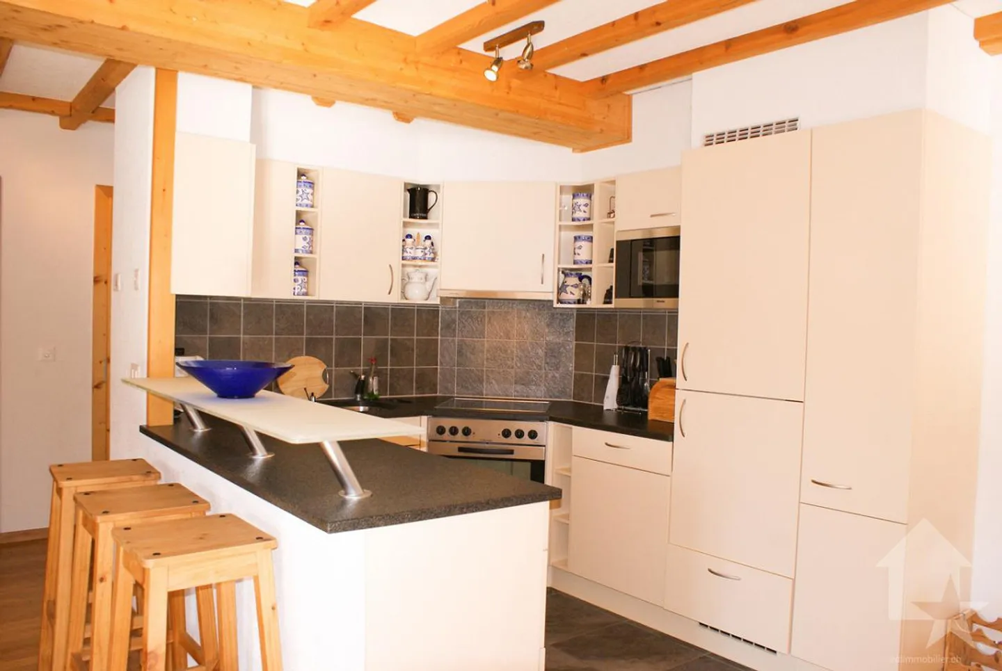 Stunning penthouse apartment with breathtaking lake view! - Photo 3 of 25