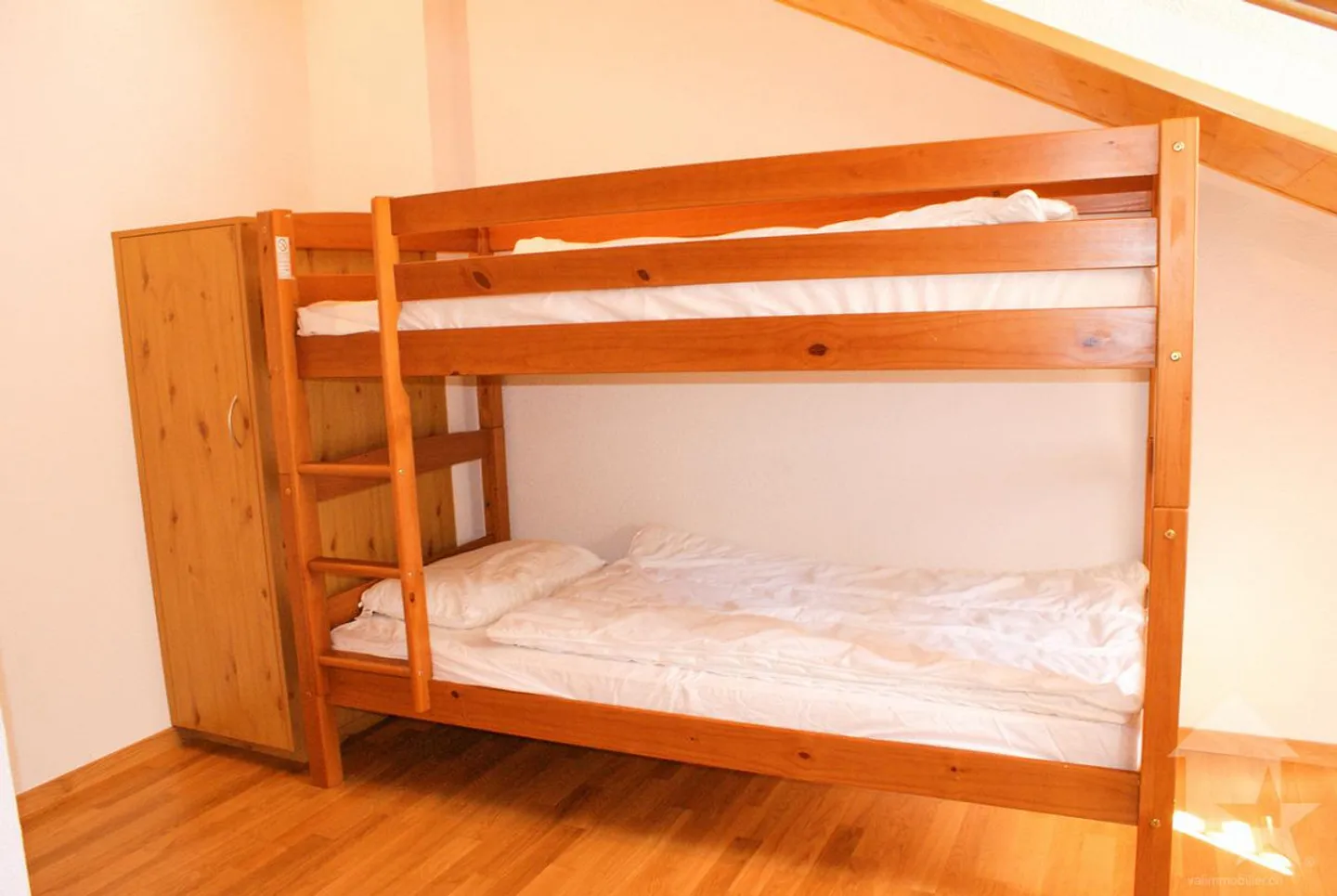 Stunning penthouse apartment with breathtaking lake view! - Photo 8 of 25