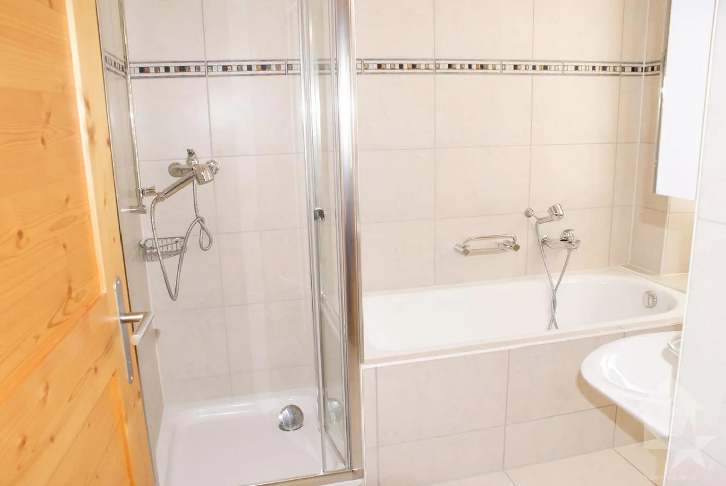 Stunning penthouse apartment with breathtaking lake view! - Photo 24 of 25