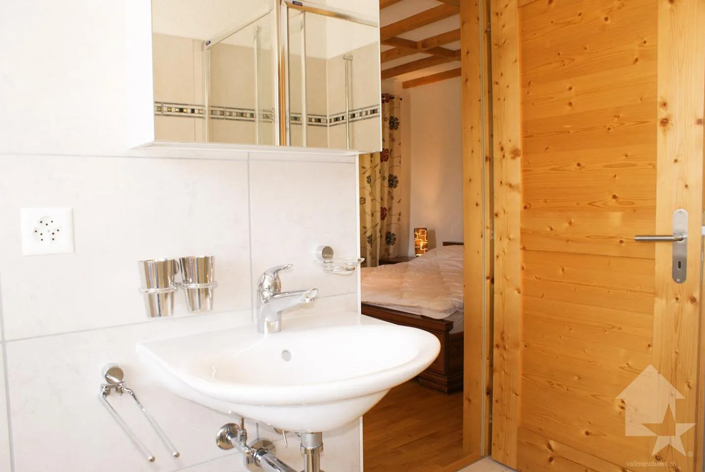 Stunning penthouse apartment with breathtaking lake view! - Photo 25 of 25