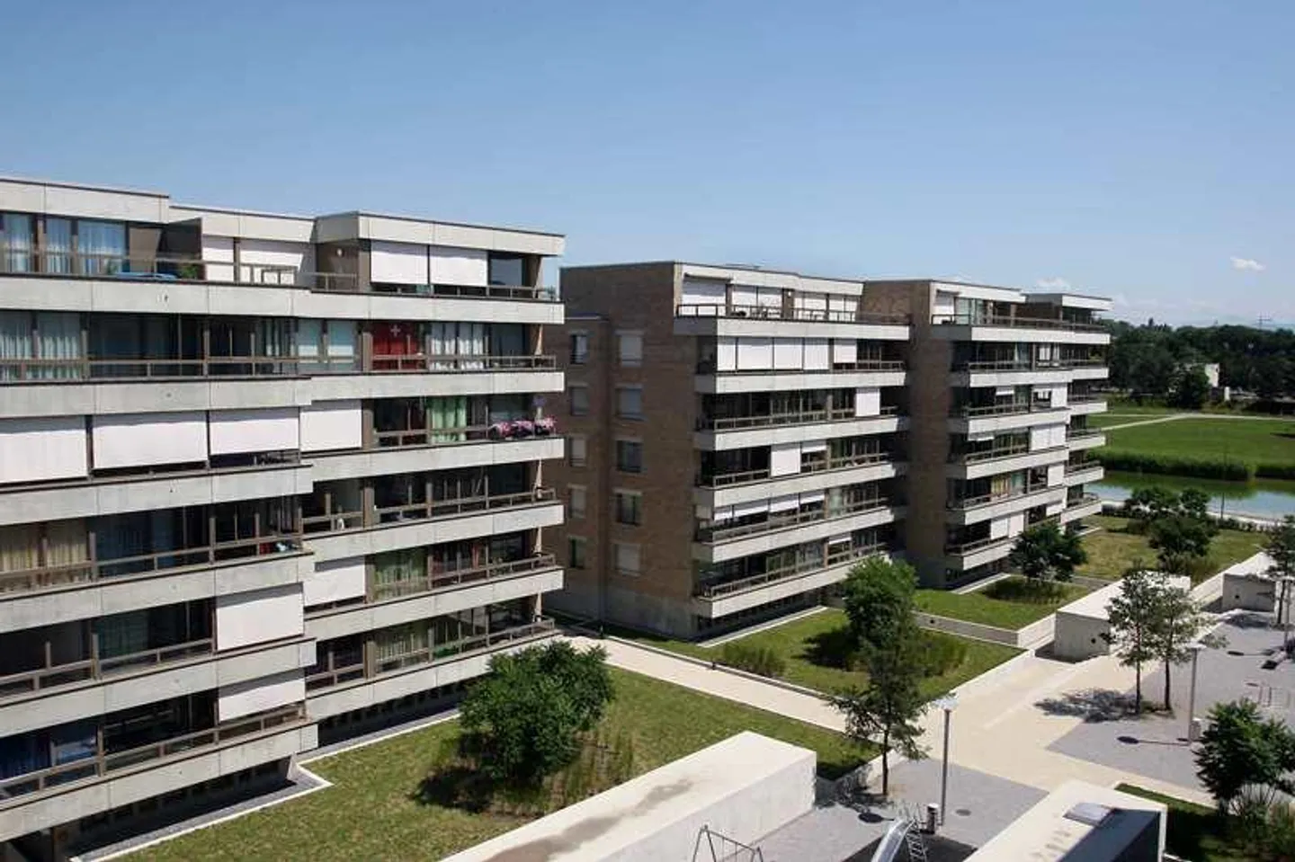 Living between city and lake - Photo 2 of 10