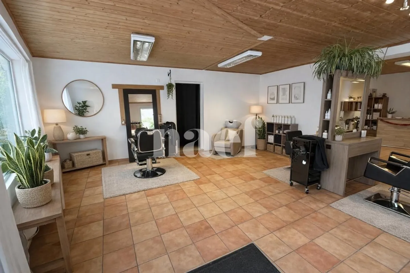 Local avec vitrine et entrée séparée - Photo 1 sur 6