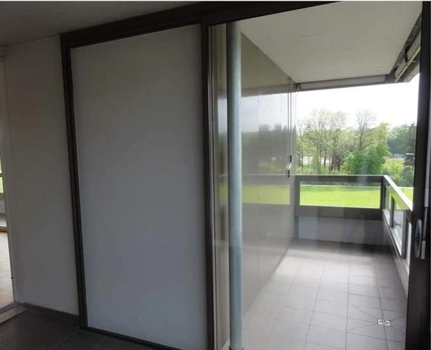 Living between city and lake - Photo 8 of 10