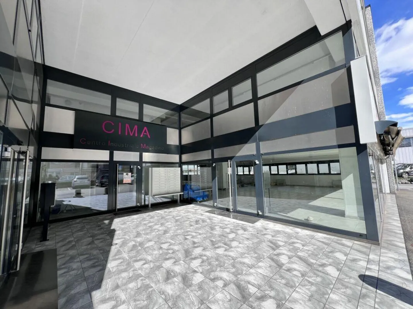 Sales/Exhibition Area (divisible) - Photo 1 of 3