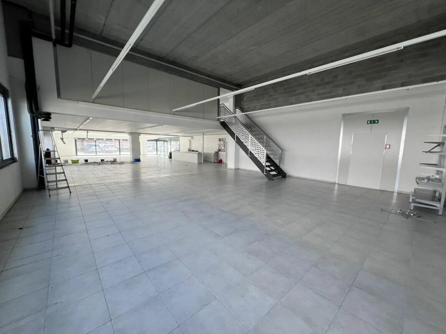 Sales/Exhibition Area (divisible) - Photo 2 of 3