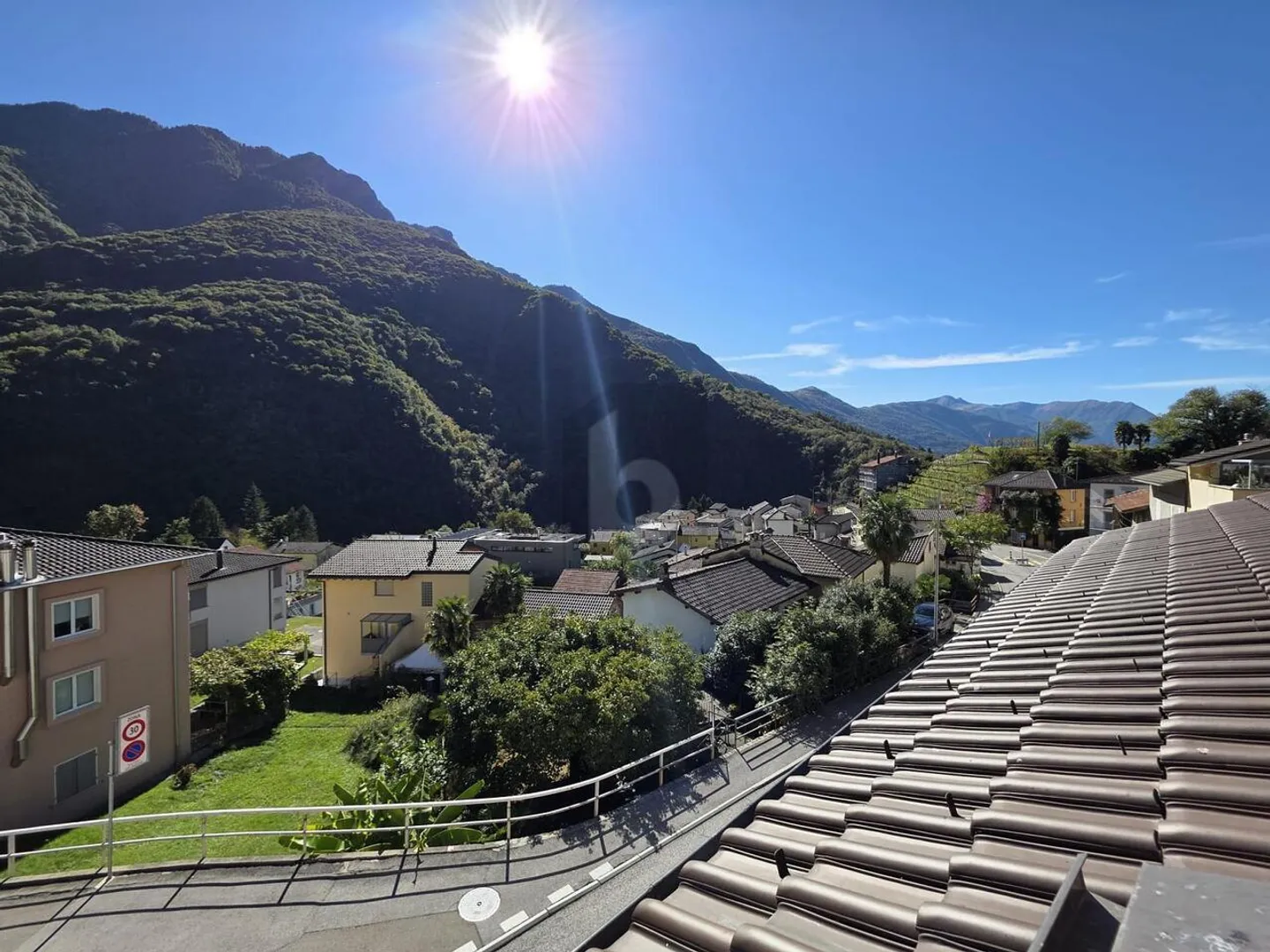 MODERNO IN POSIZIONE SOLEGGIATA - Foto 1 di 6