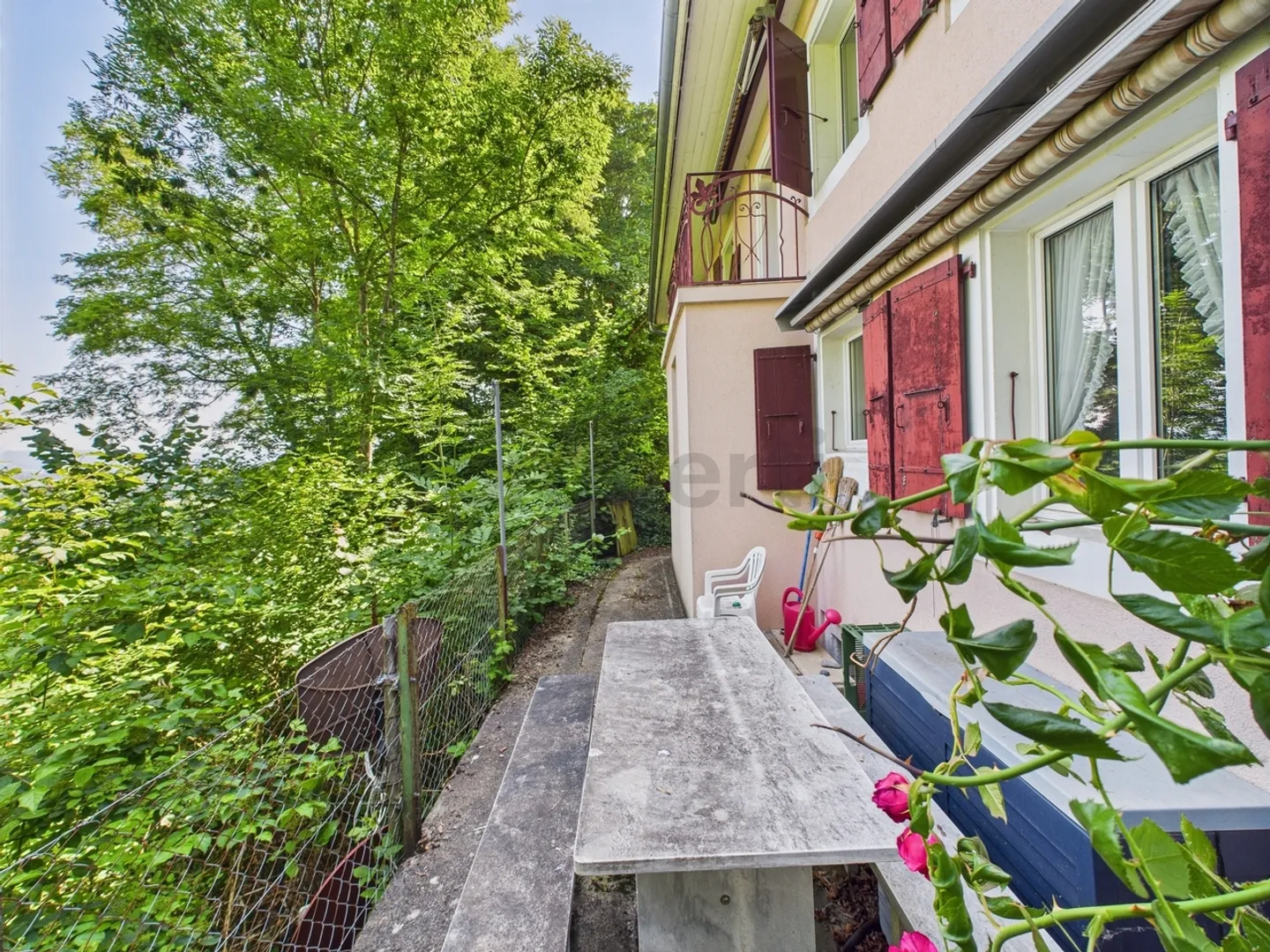 Maison individuelle exclusive dans un emplacement calme en bordure de forêt avec vue sur le lac et jardin - Photo 10 sur 12