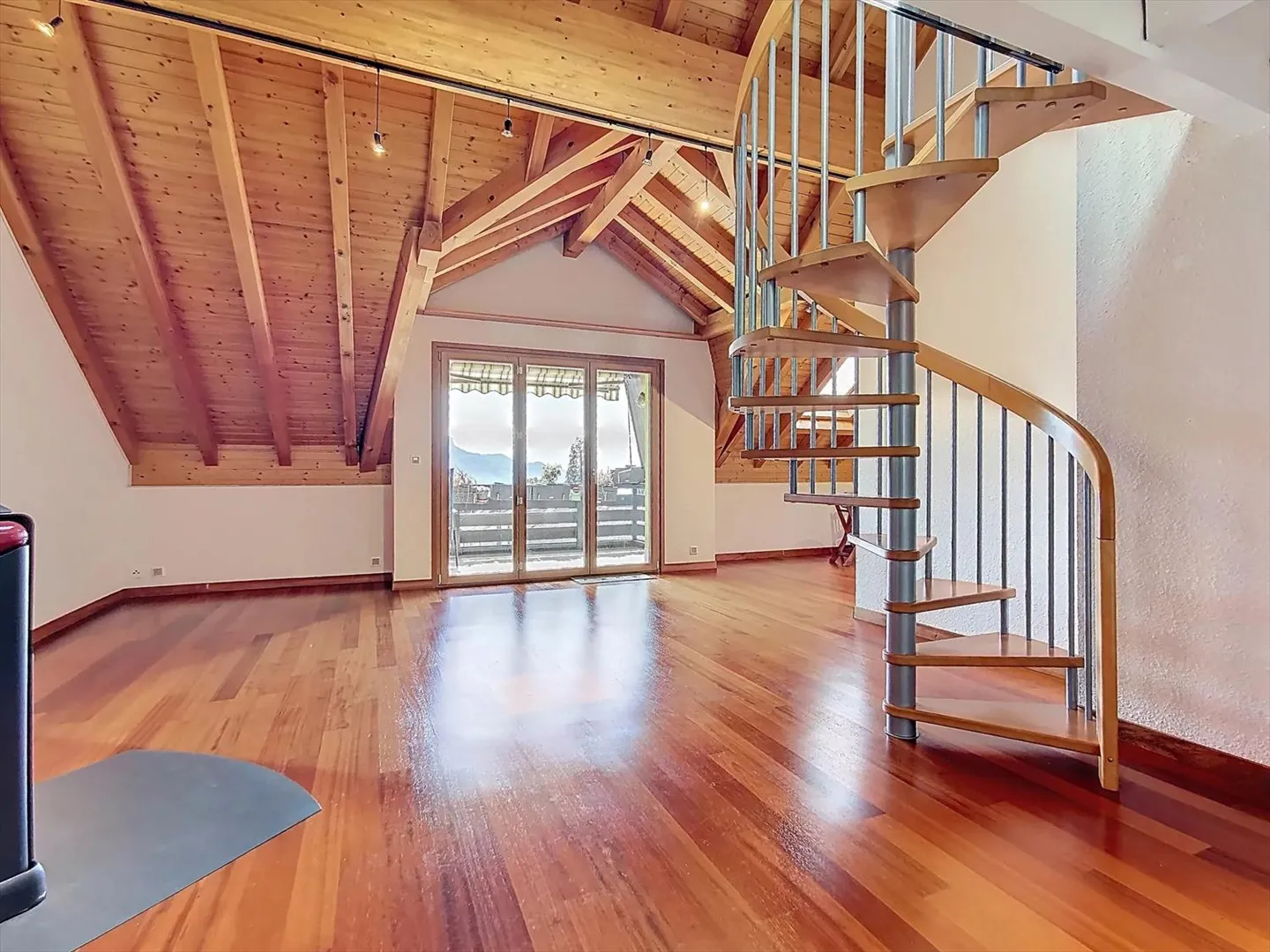 Charming Duplex Apartment with 4.5 Rooms and Gallery! - Photo 2 of 10