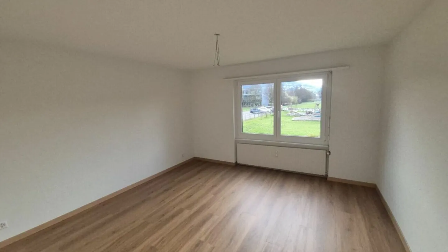 Appartamento 4 locali completamente ristrutturato di circa 85 m2 in posizione centrale a Märstetten - Foto 8 di 11