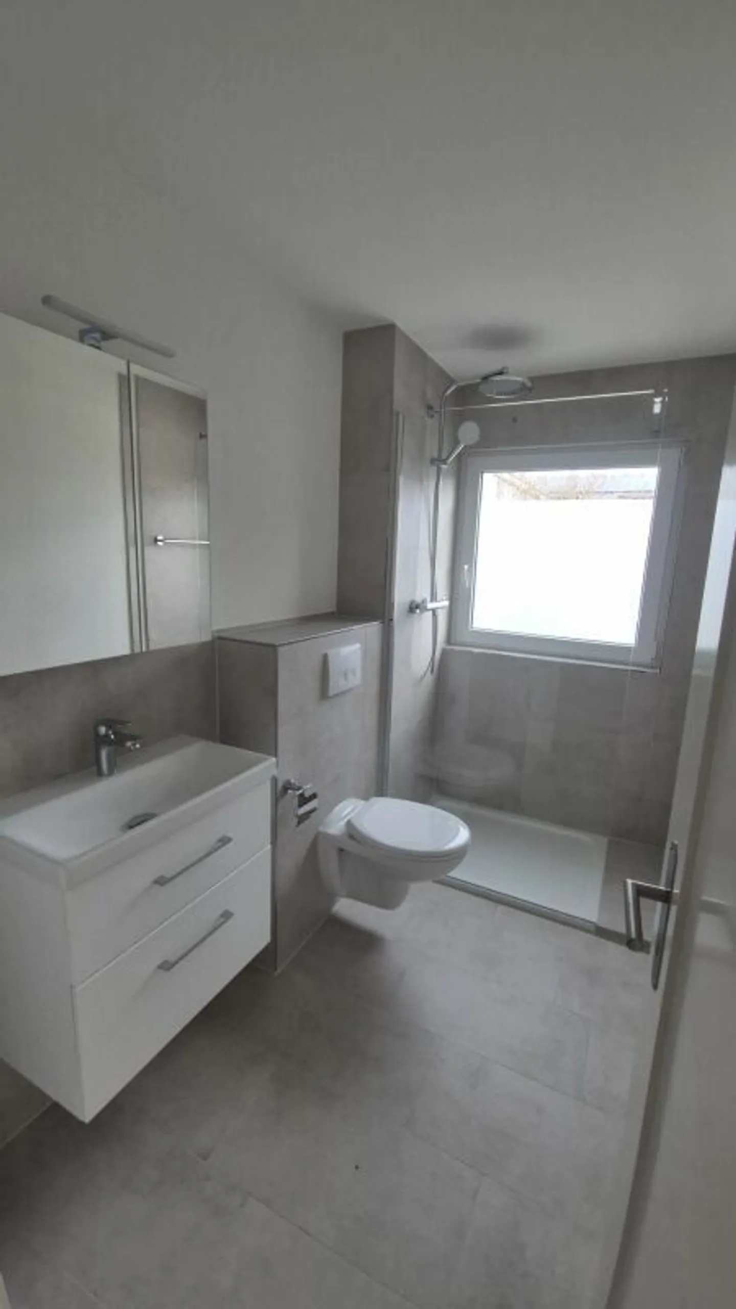 Appartamento 4 locali completamente ristrutturato di circa 85 m2 in posizione centrale a Märstetten - Foto 9 di 11