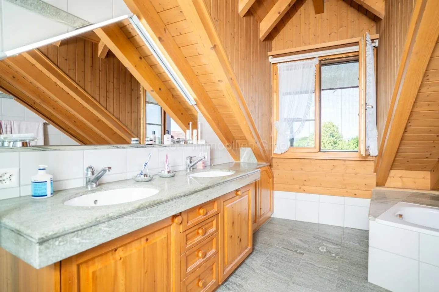 Casa bifamiliare con terreno edificabile - Un'opportunità unica - Foto 8 di 29