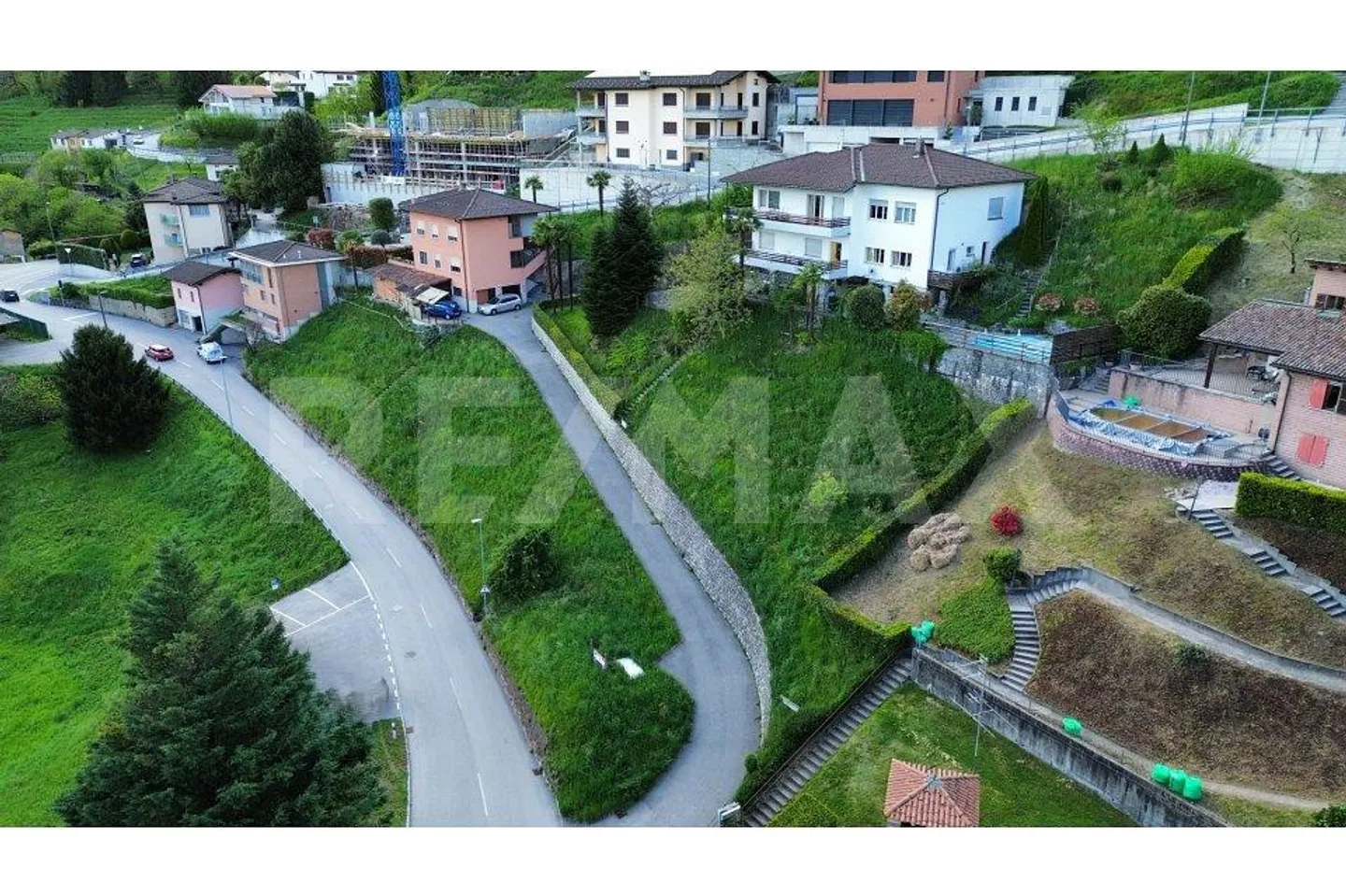 Terrain constructible avec des opportunités polyvalentes - Photo 2 sur 7