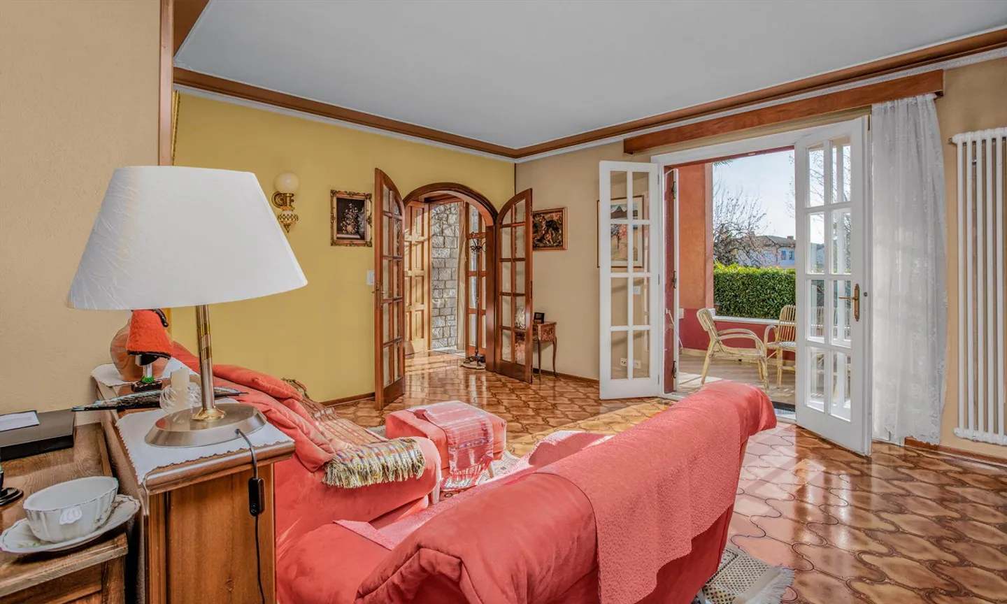 Geräumige Villa mit Pool in Coldrerio - Foto 3 von 7