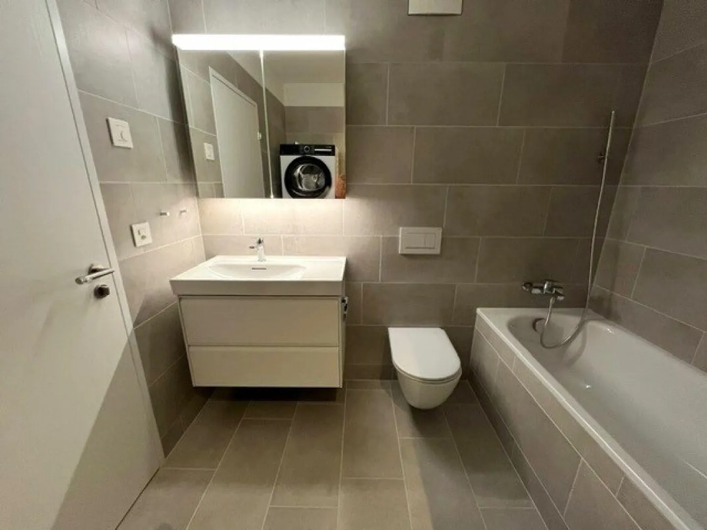 Première location ! Appartement de 3,5 pièces avec terrasse directement au bord de l'eau - Photo 5 sur 13