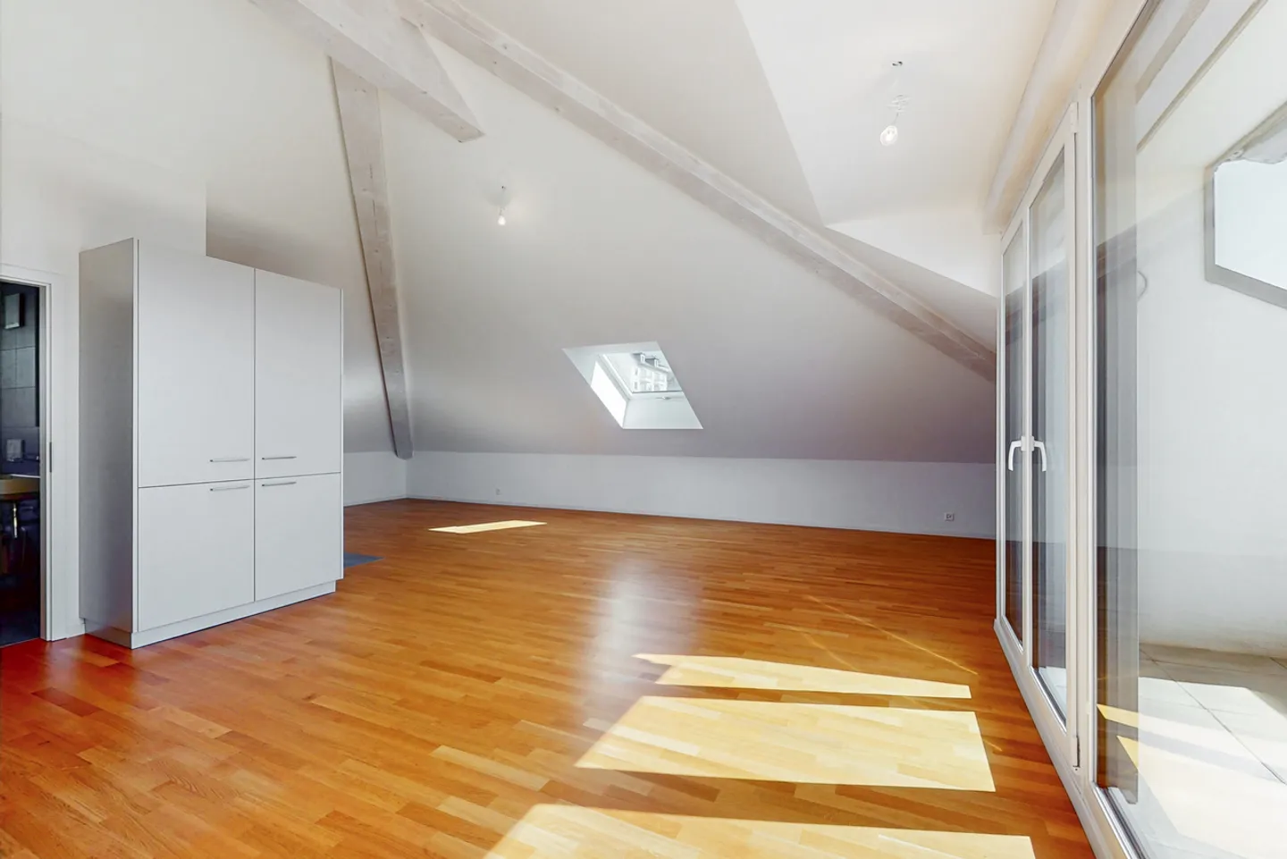 Superb attic studio - Photo 3 of 11