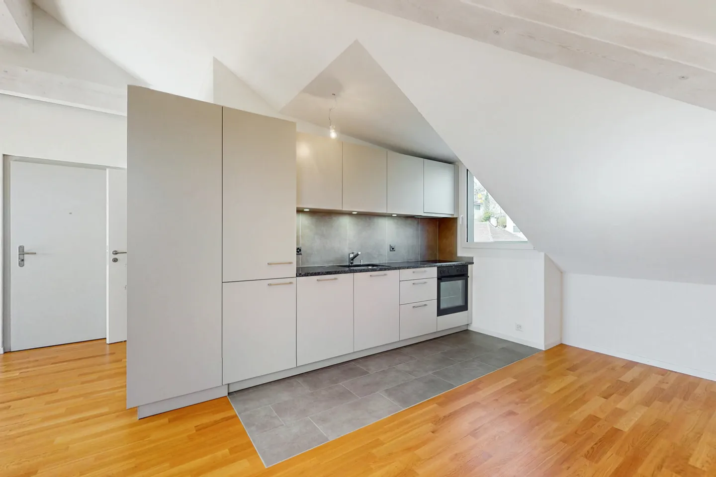 Superb attic studio - Photo 7 of 11