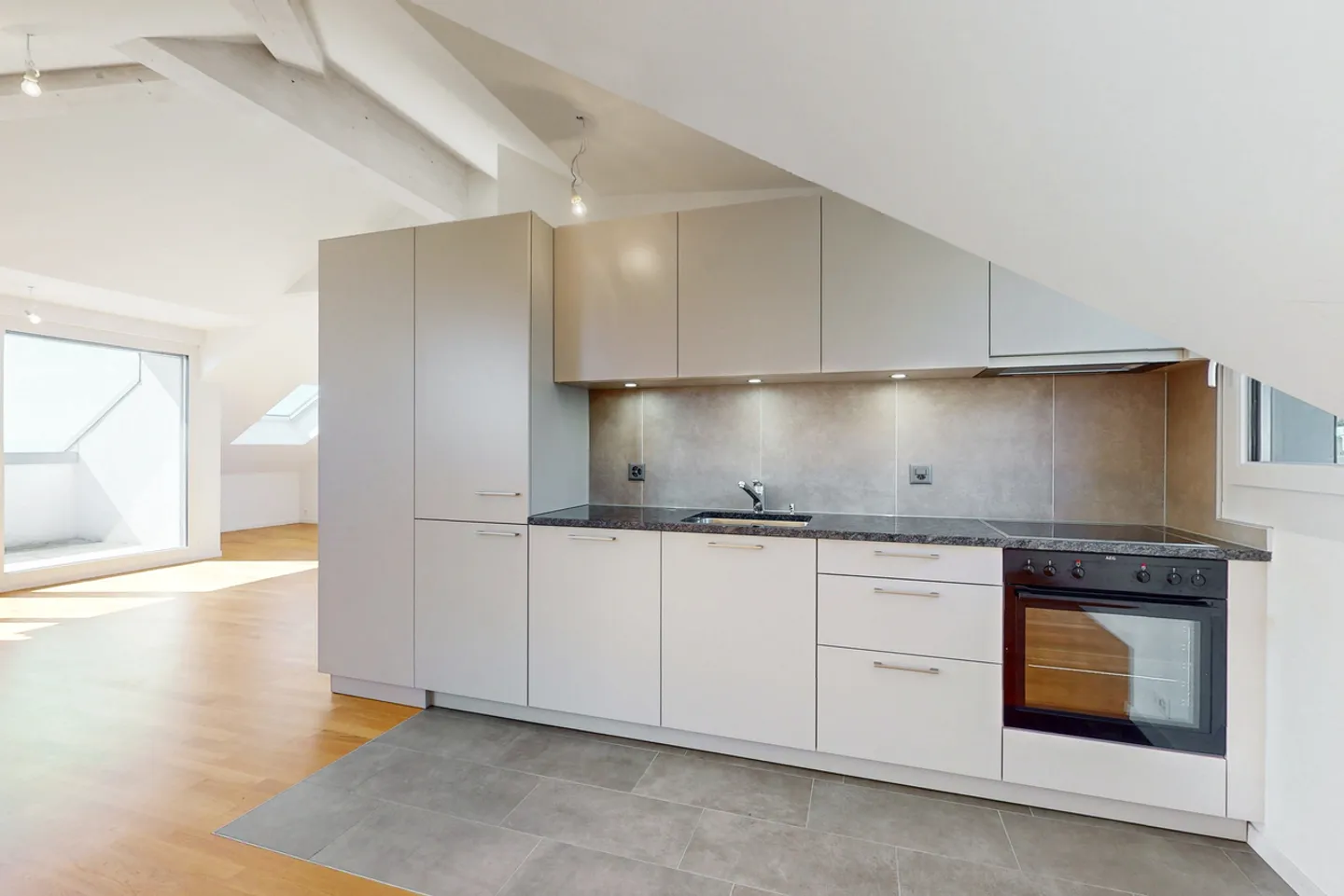 Superb attic studio - Photo 6 of 11