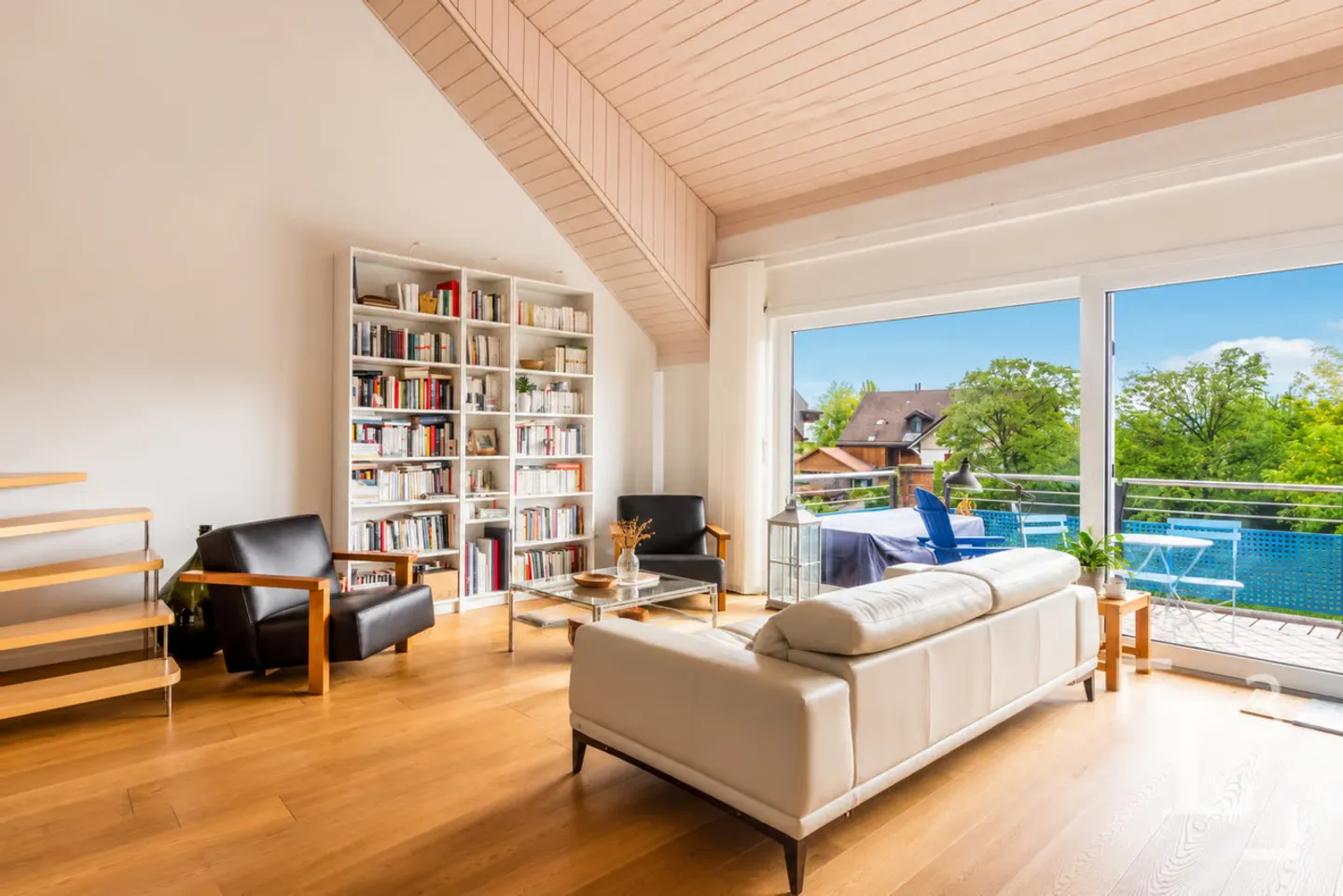 Spacieux duplex en attique avec balcon + un potager! - Foto 3 di 13