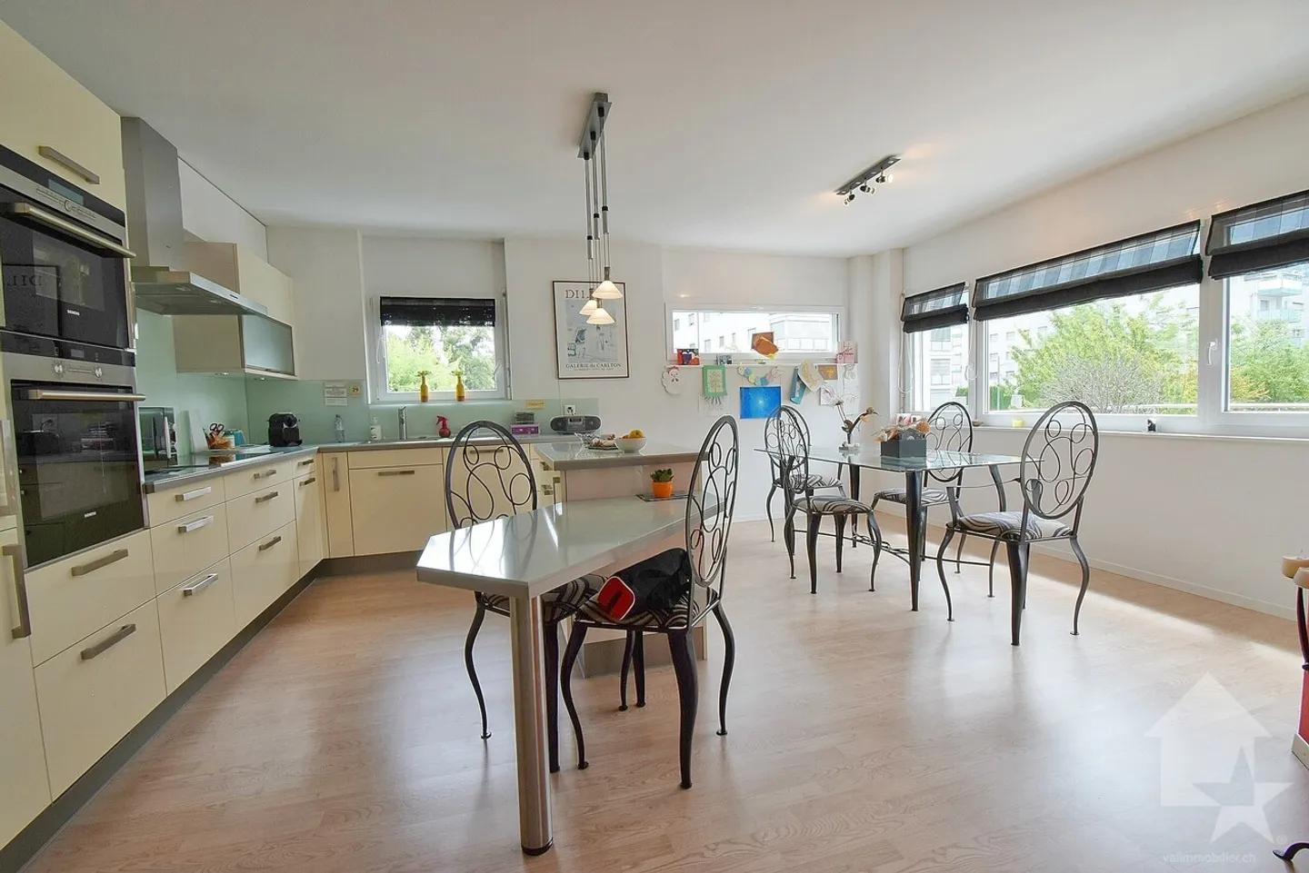 „Appartamento al piano giardino, 4.5 stanze con un box e un posto auto all'aperto“ - Foto 1 di 13