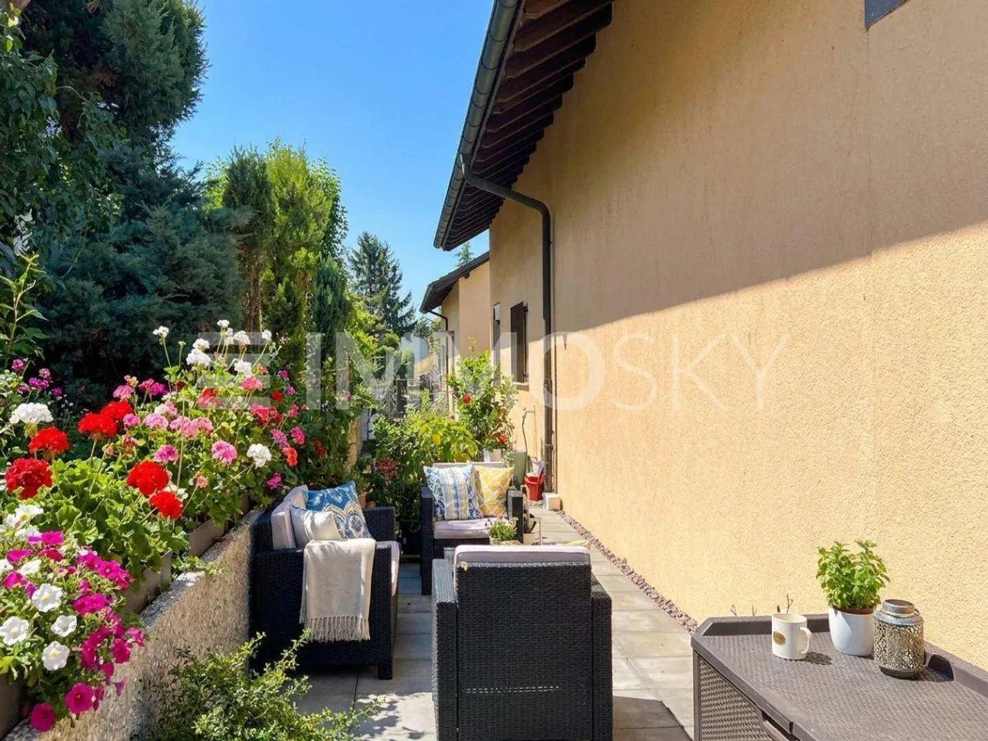 Living with a View - Plenty of Space for the Whole Family - Photo 5 of 5