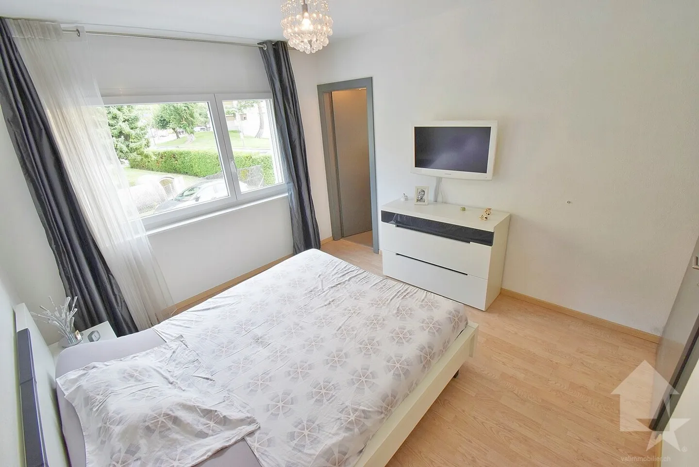 „Appartamento al piano giardino, 4.5 stanze con un box e un posto auto all'aperto“ - Foto 7 di 13