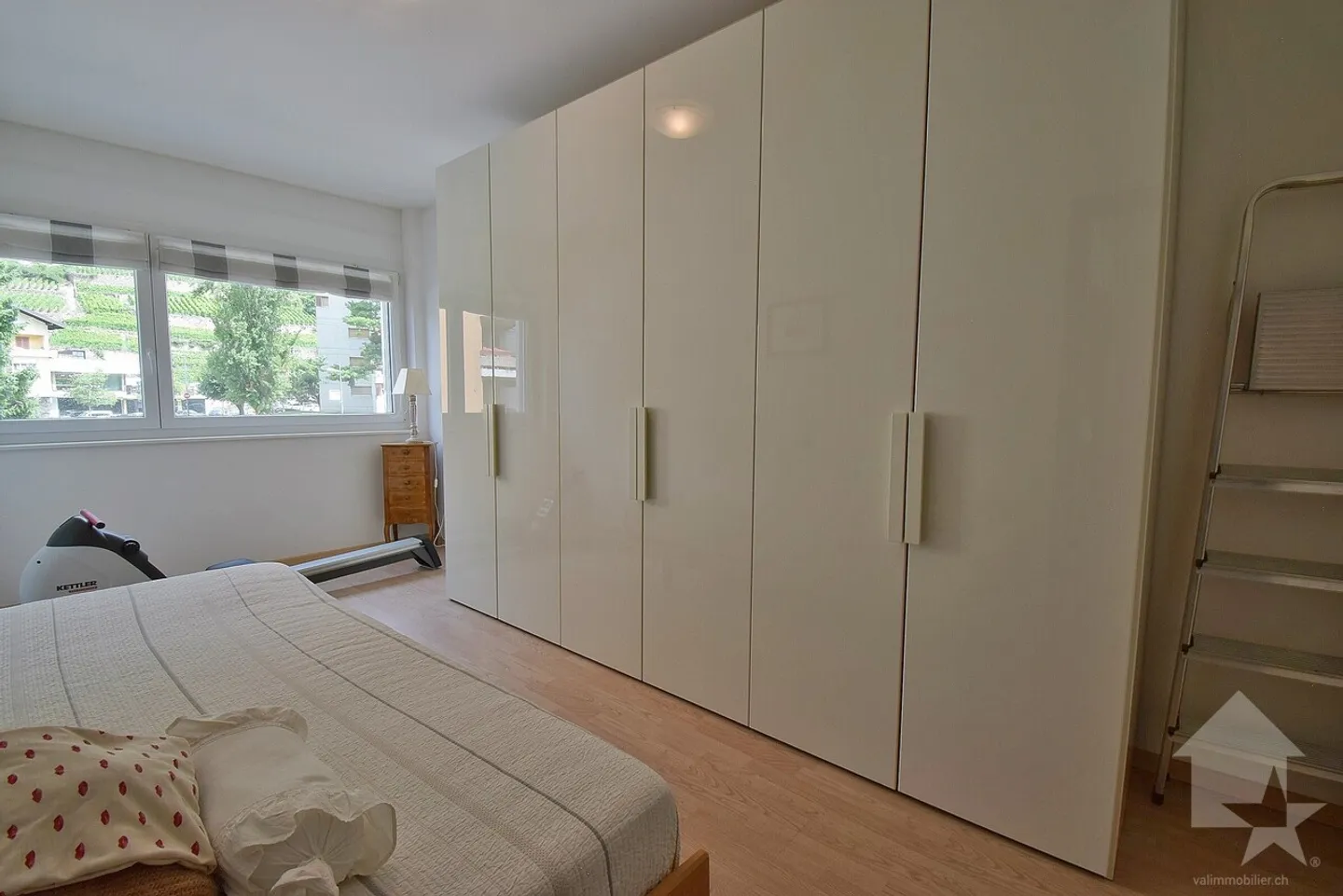 „Appartamento al piano giardino, 4.5 stanze con un box e un posto auto all'aperto“ - Foto 11 di 13