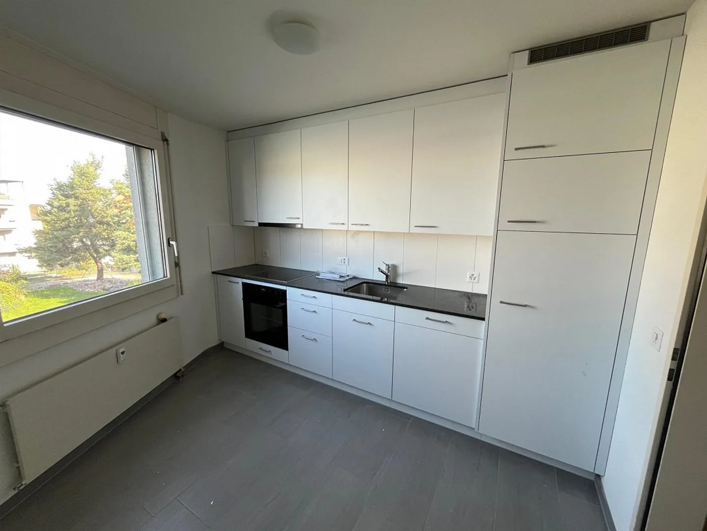 Ampio appartamento di 4,5 stanze con balcone in posizione centrale - Foto 1 di 8