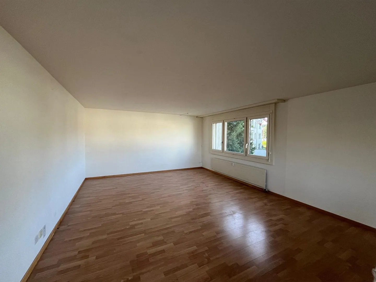 Ampio appartamento di 4,5 stanze con balcone in posizione centrale - Foto 2 di 8